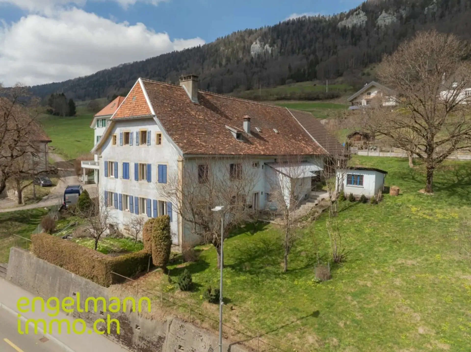 Ancienne ferme de 2 appartements et nombreux espaces annexes