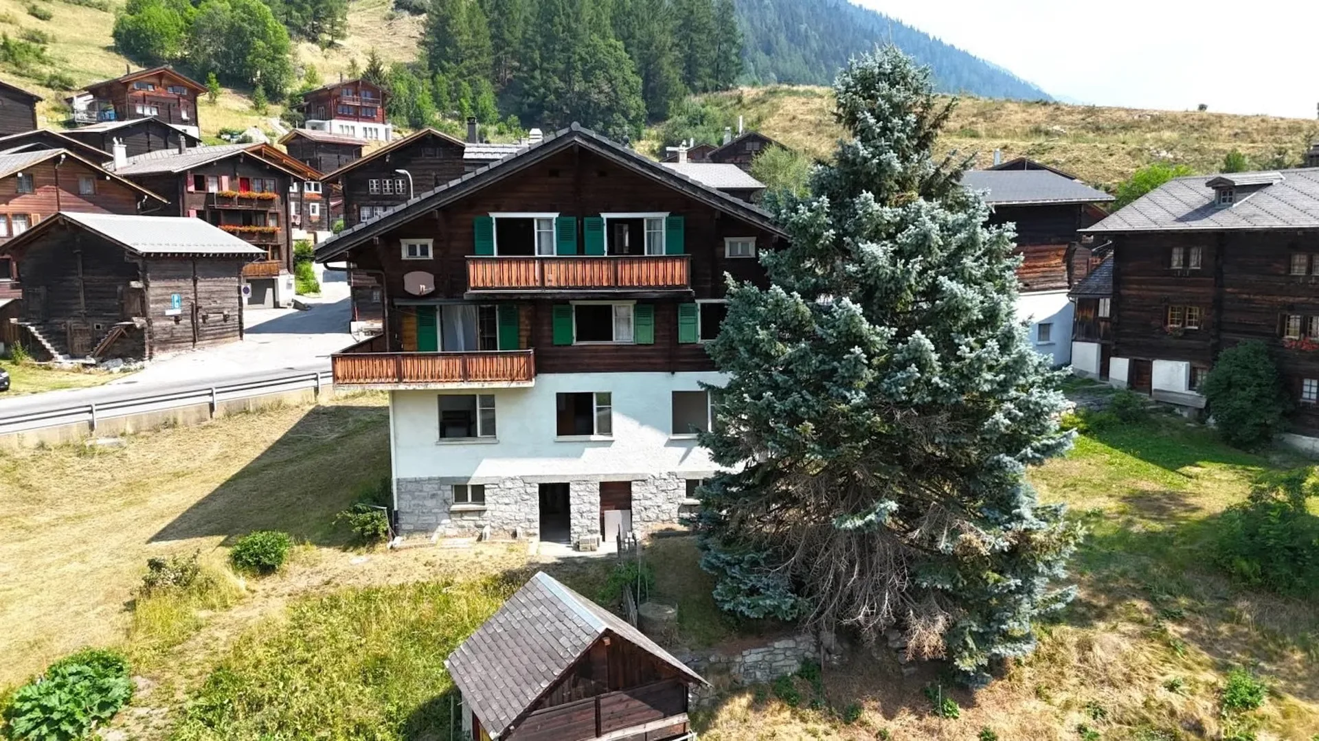 Charmantes Zweifamilienhaus an sonniger Lage im Goms