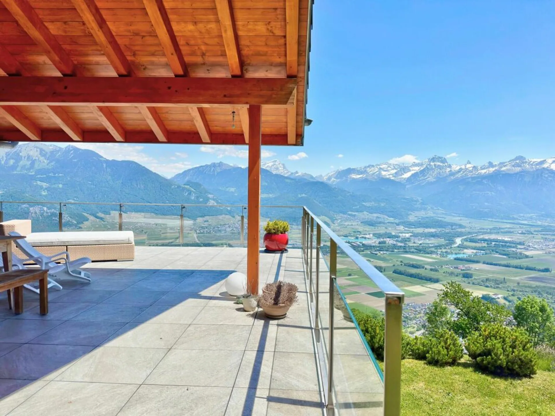 Ein Balkon über der Ebene
