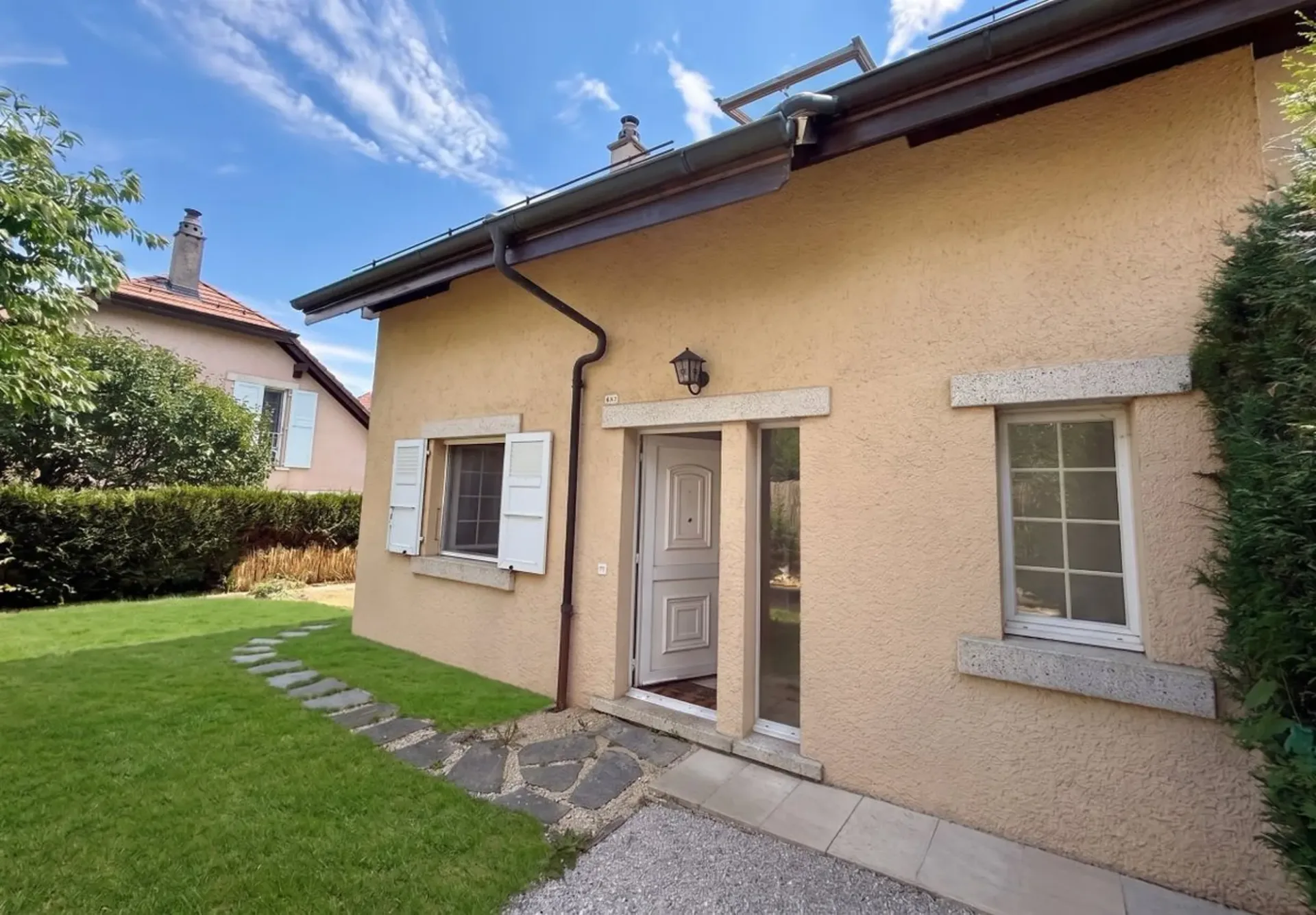 Family house with garden, just a minute's walk from the school