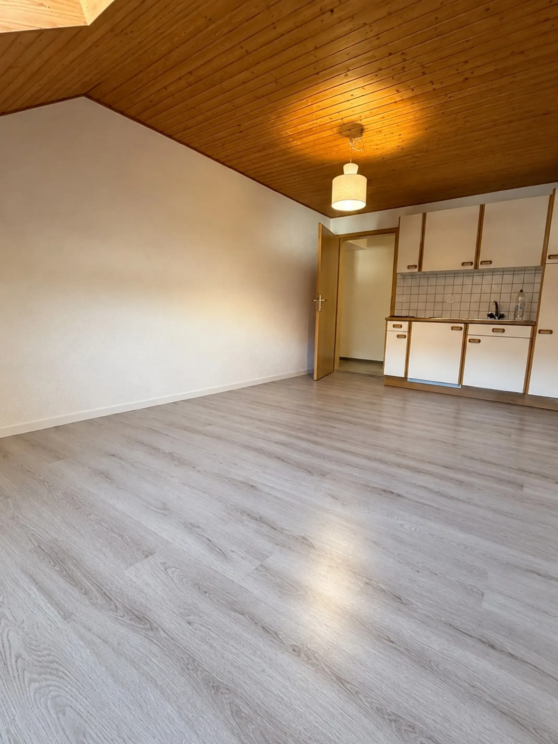 Geräumiges Zimmer mit Küche - mitten im Zentrum!