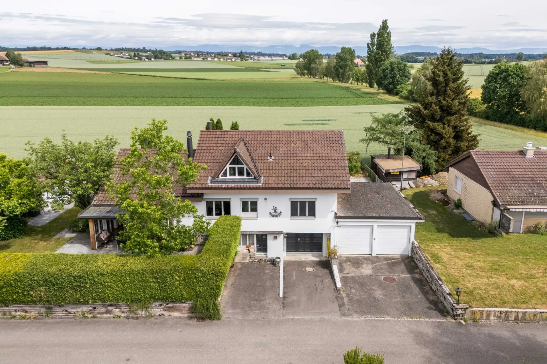 VIEL PLATZ UND BLICK INS GRÜNE - 5.5 ZIMMER EINFAMILIENHAUS MIT EINLIEGERWOHNUNG