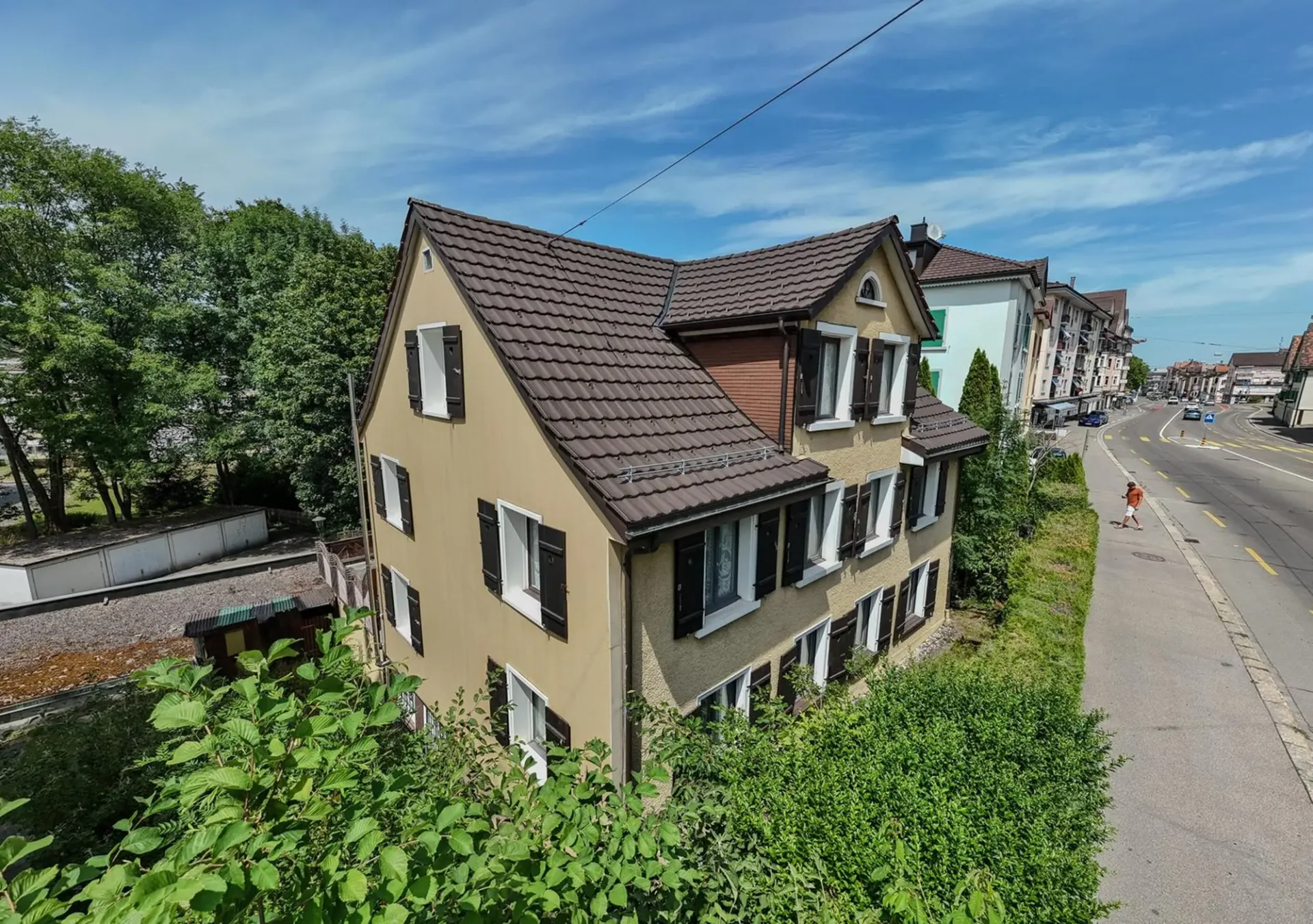 Zweifamilienhaus mit vielseitigen Nutzungsmöglichkeiten / 4 Garagenplätze