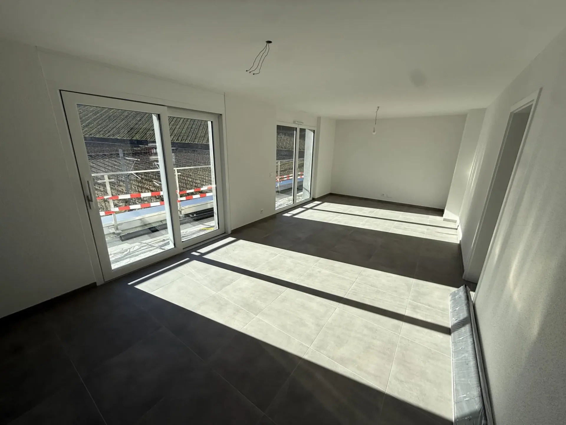 Salquenen: 2.5 Zimmer Neubau mit Balkon in der Nähe des Bahnhofs