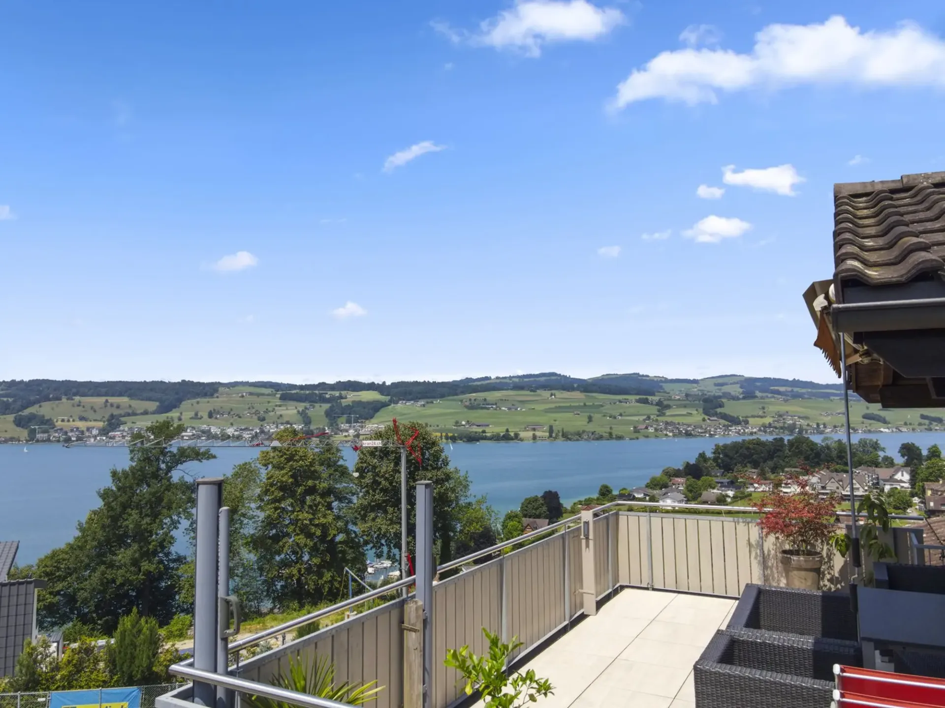 Appartamento attico esclusivo di 5 locali con vista sul lago ininterrotta a Greppen – disponibile da ottobre 2025