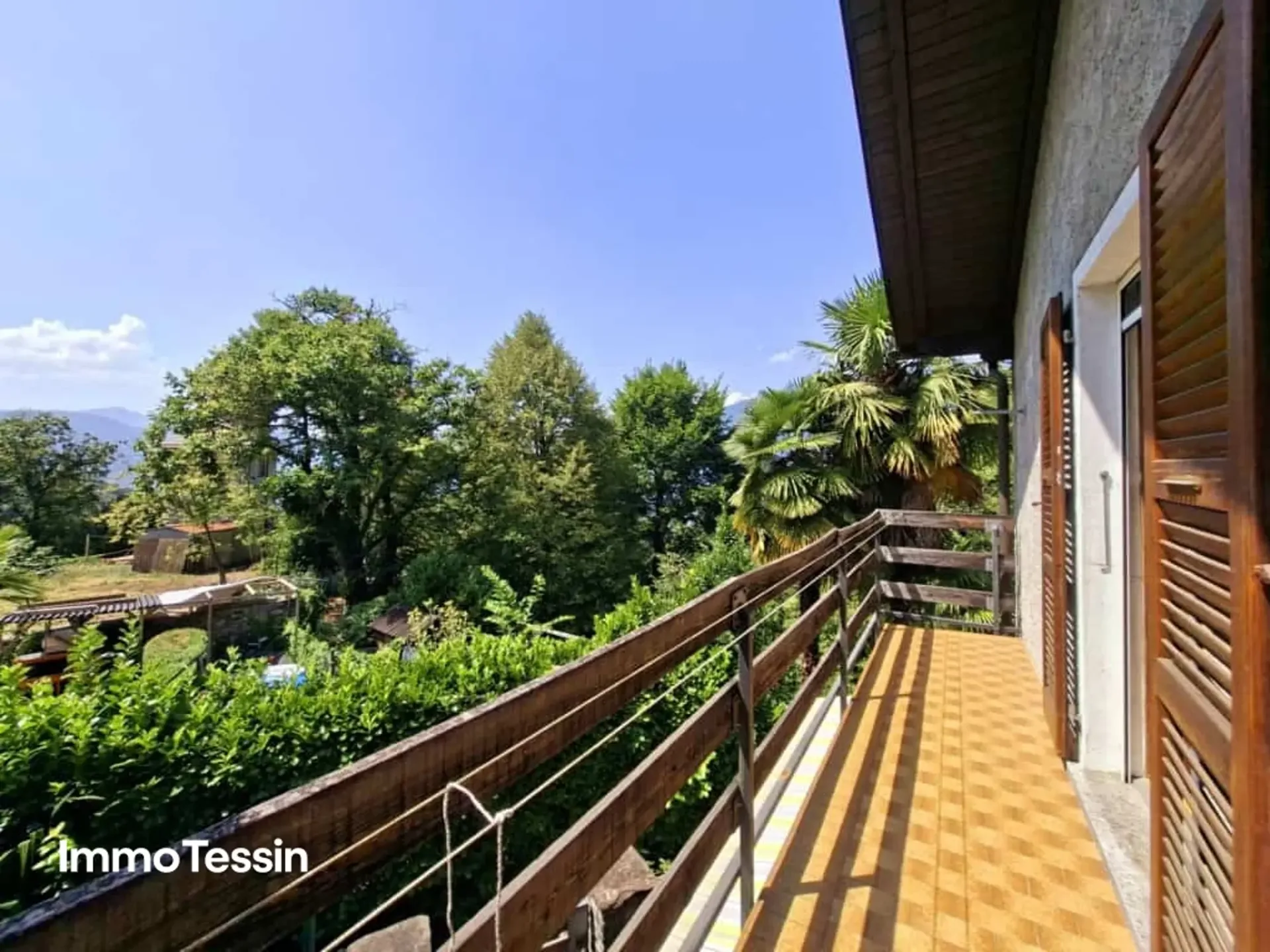 Piccolo gioiello ticinese in Val Morobbia circondato da molto verde e sole, ma non lontano da Bellinzona