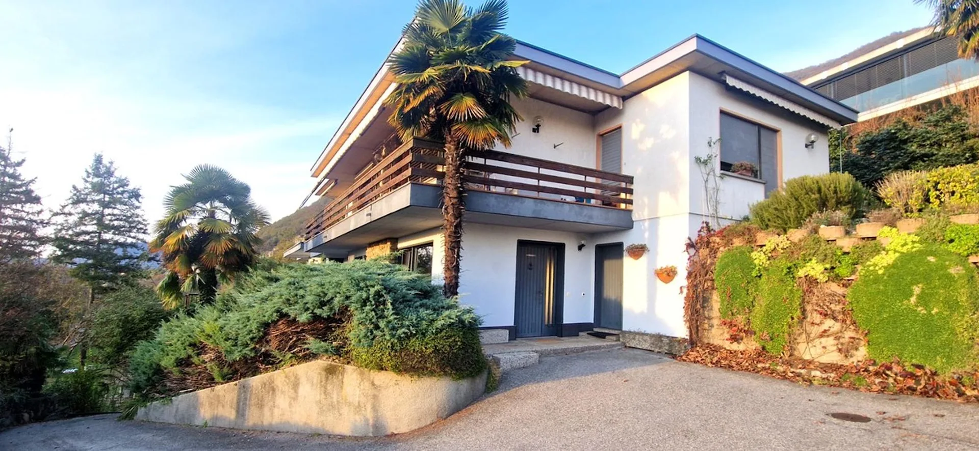 Duplex 4,5 in Doppelhaushälfte mit Panorama, eigenem Garten und Grotte.
