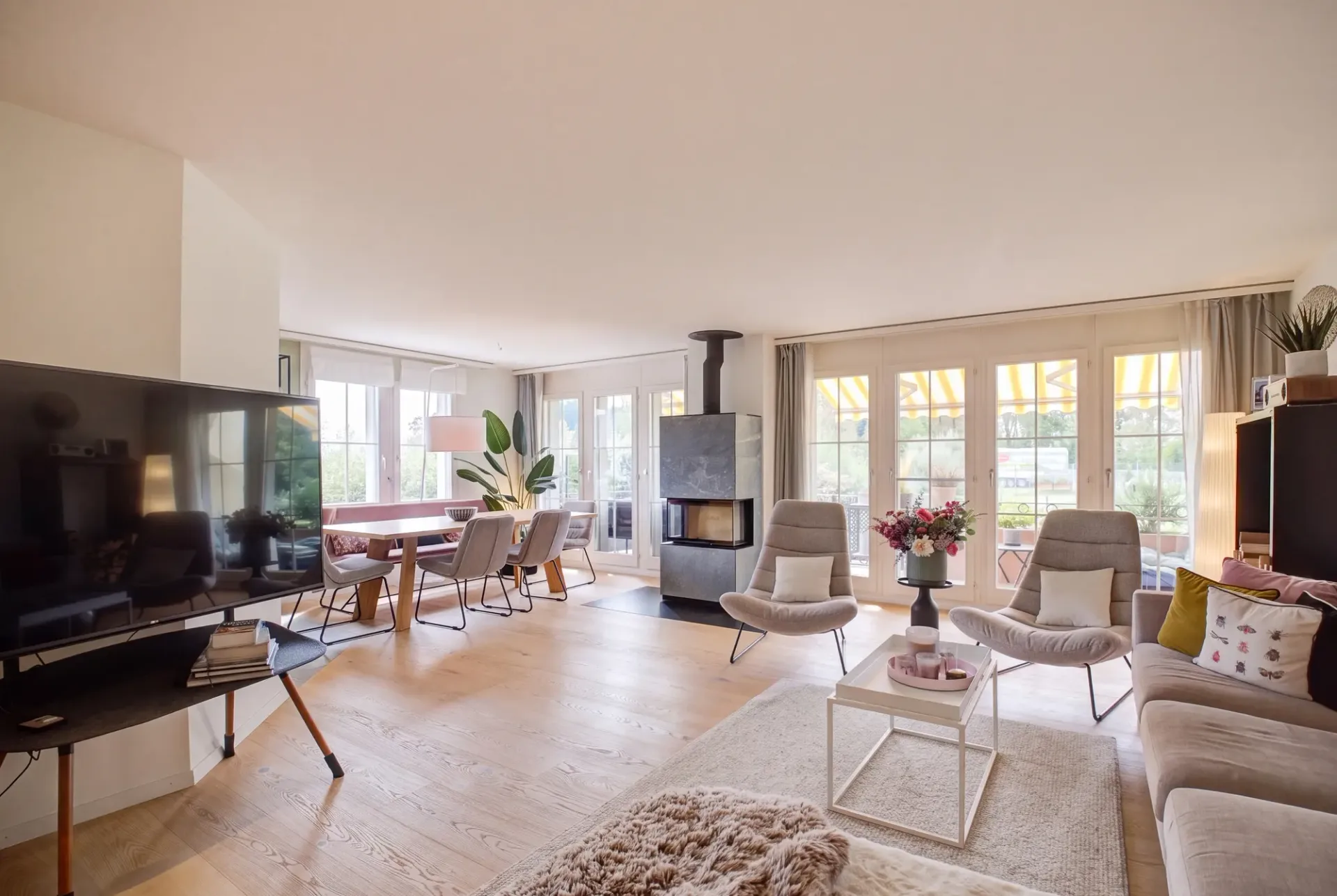 EXKLUSIVE 6.5 ZIMMER MAISONETTEWOHNUNG IM ZÜRCHER OBERLAND