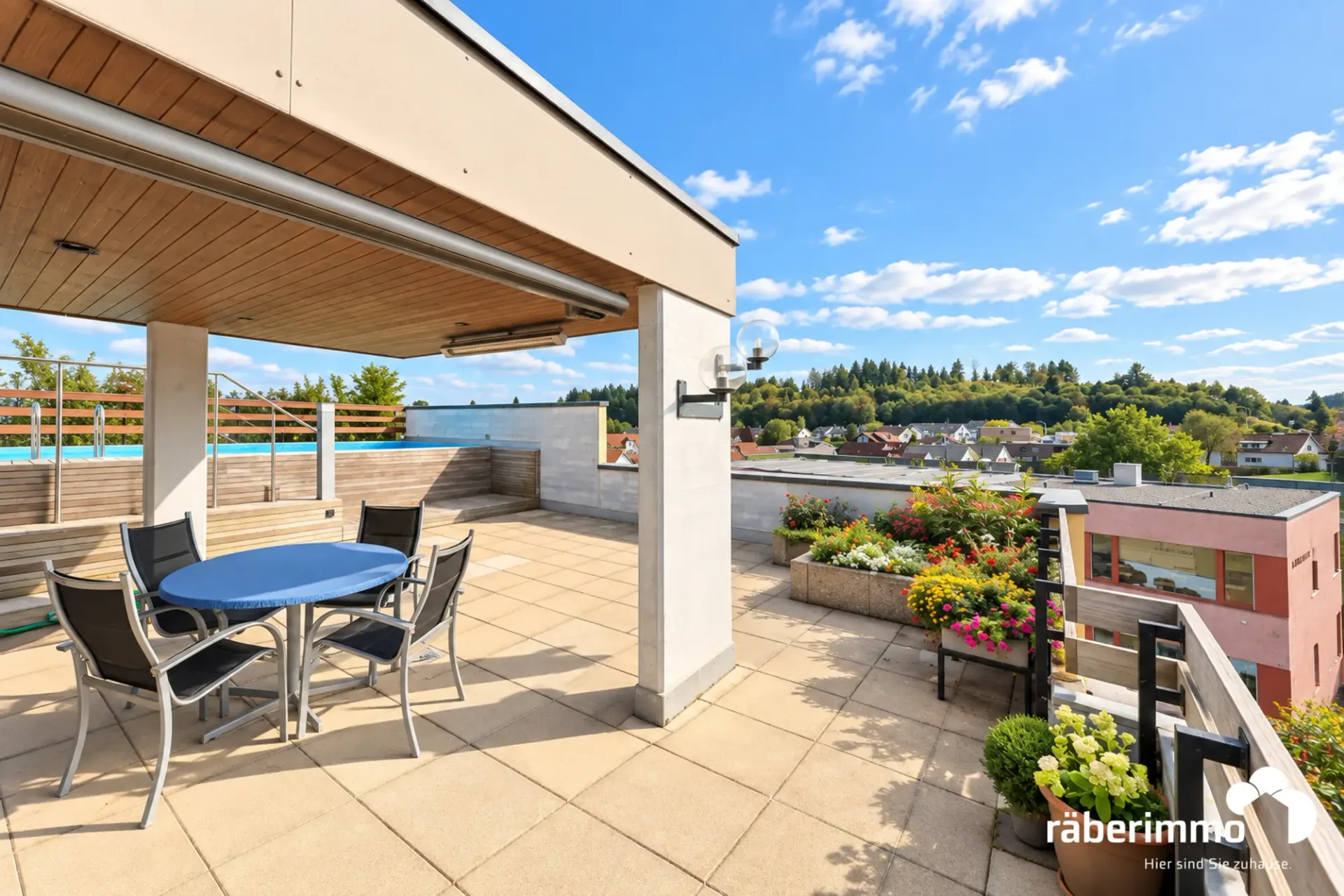 ATTIKAWOHNUNG MIT POOL & BLICK IN DIE BERGE