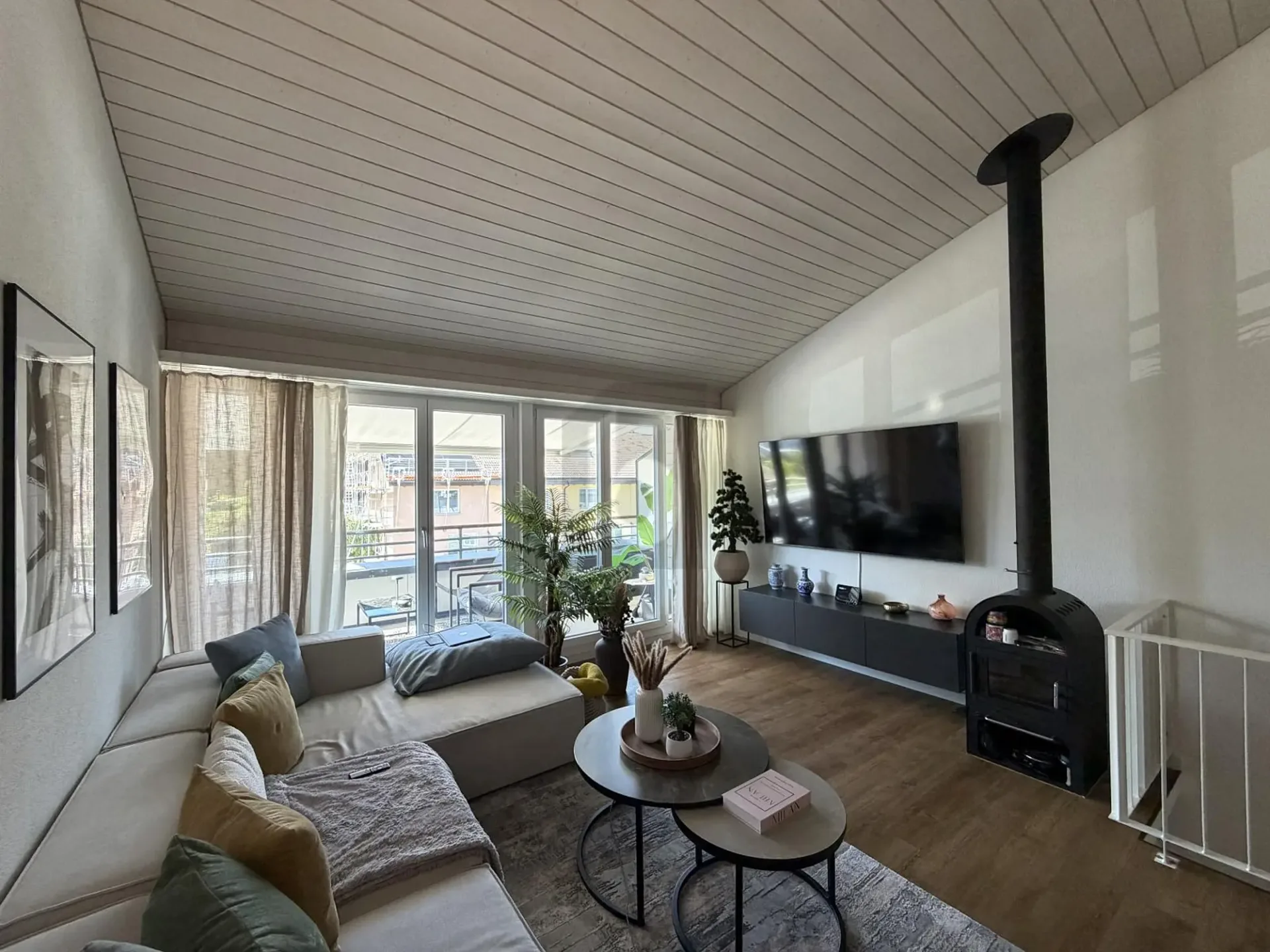 MODERNE MEUBLÉE DANS UN ENDROIT CALME