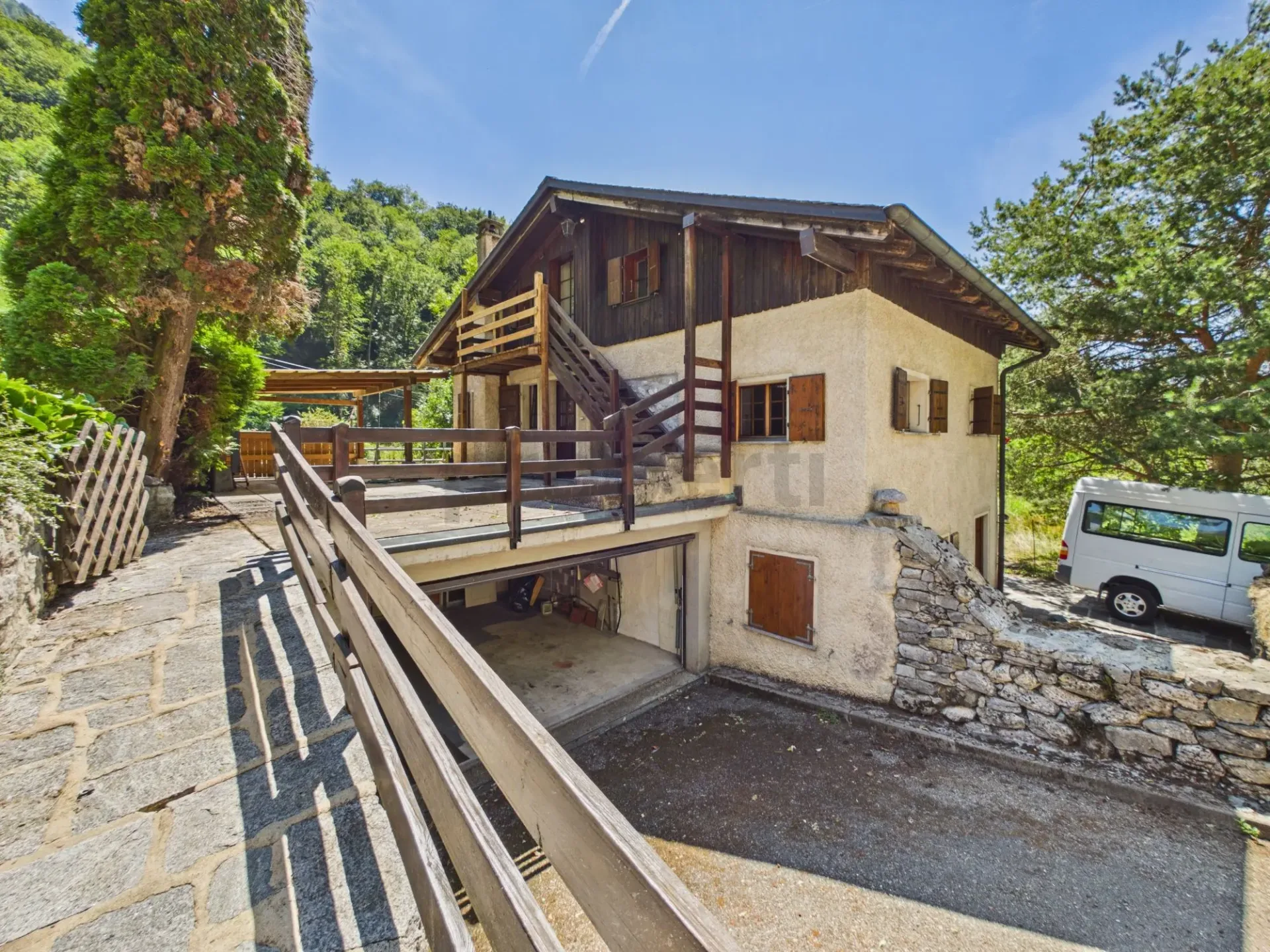 Village house with 3 apartments (2x 3.5 rooms and 1x 2.5 rooms) in absolute calm
