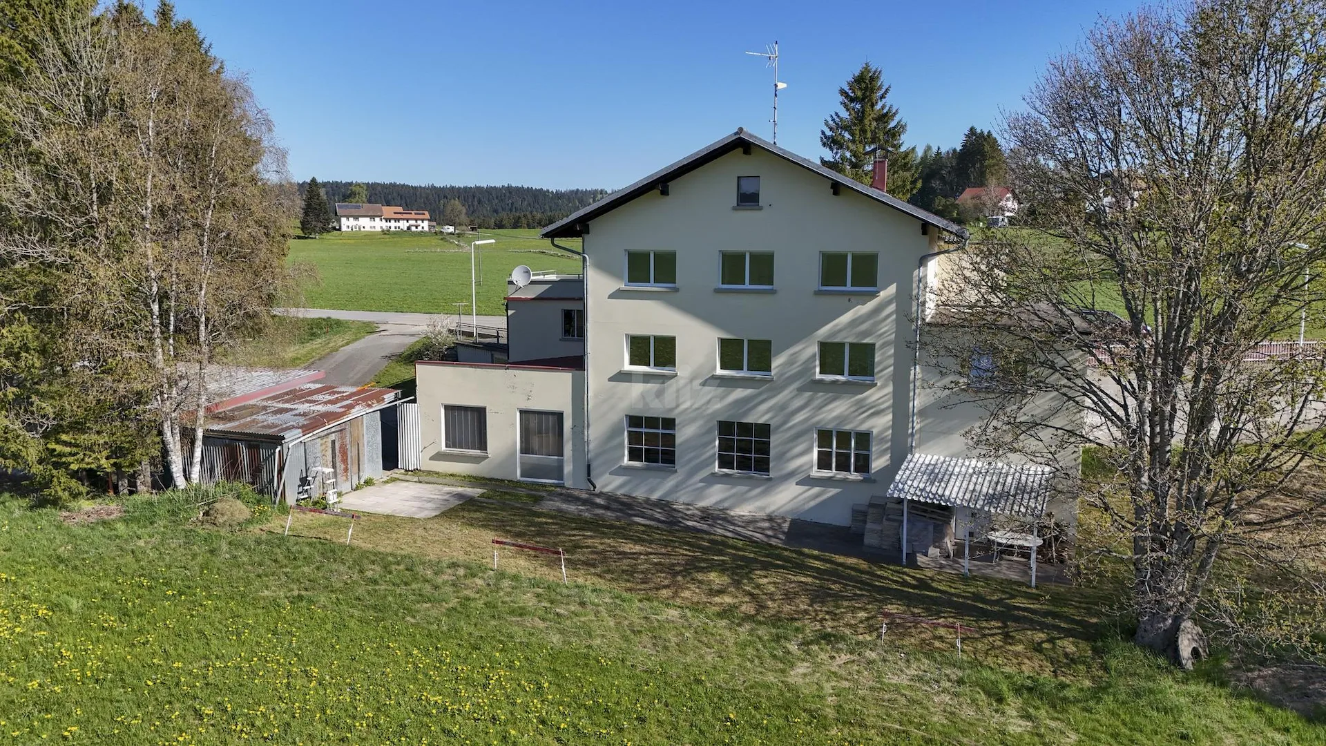 Haus mit 3 Wohnungen und Werkstätten mit enormem Potenzial