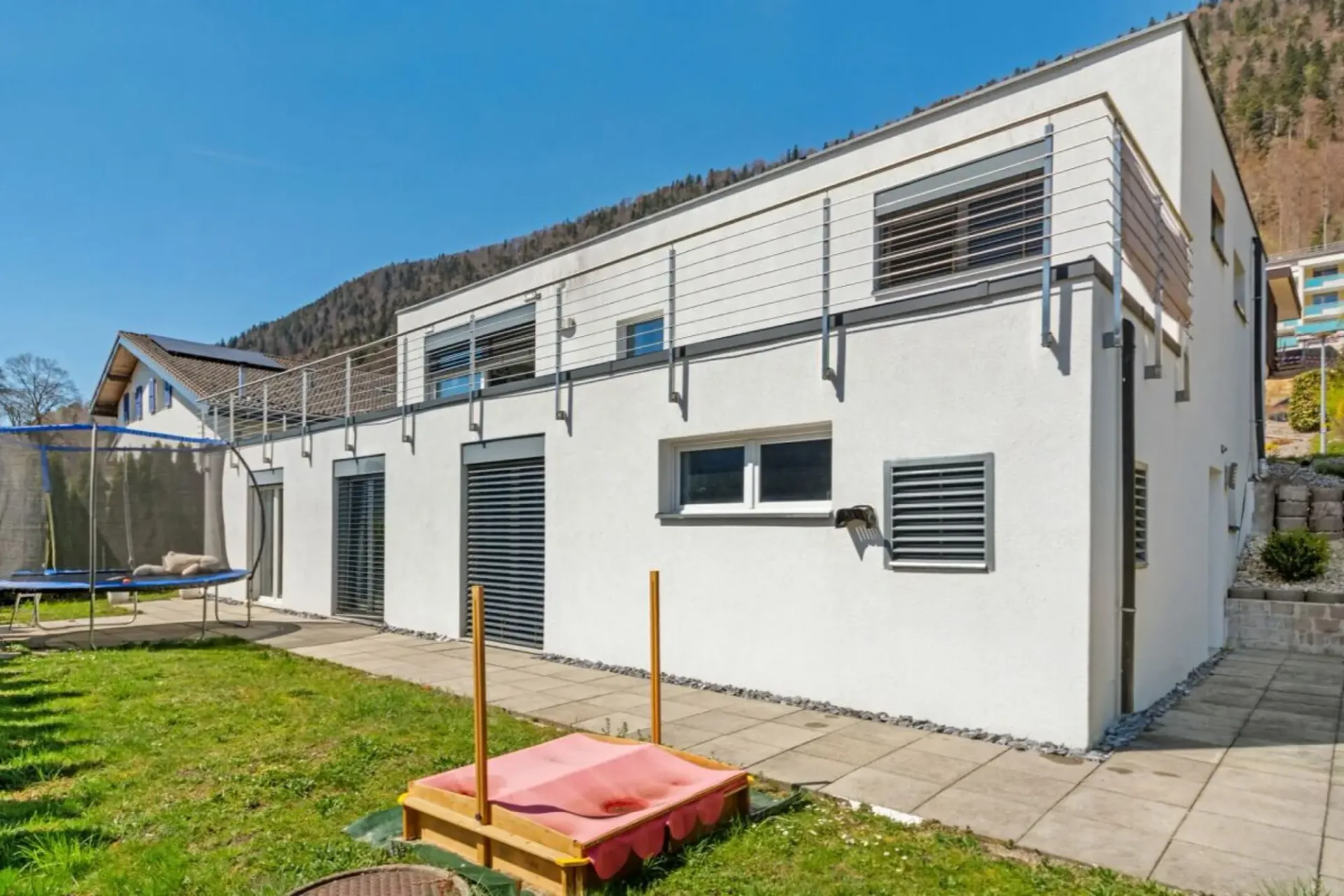 St-Imier, prächtige 5.5-Zimmer-Villa mit Garten und Carport