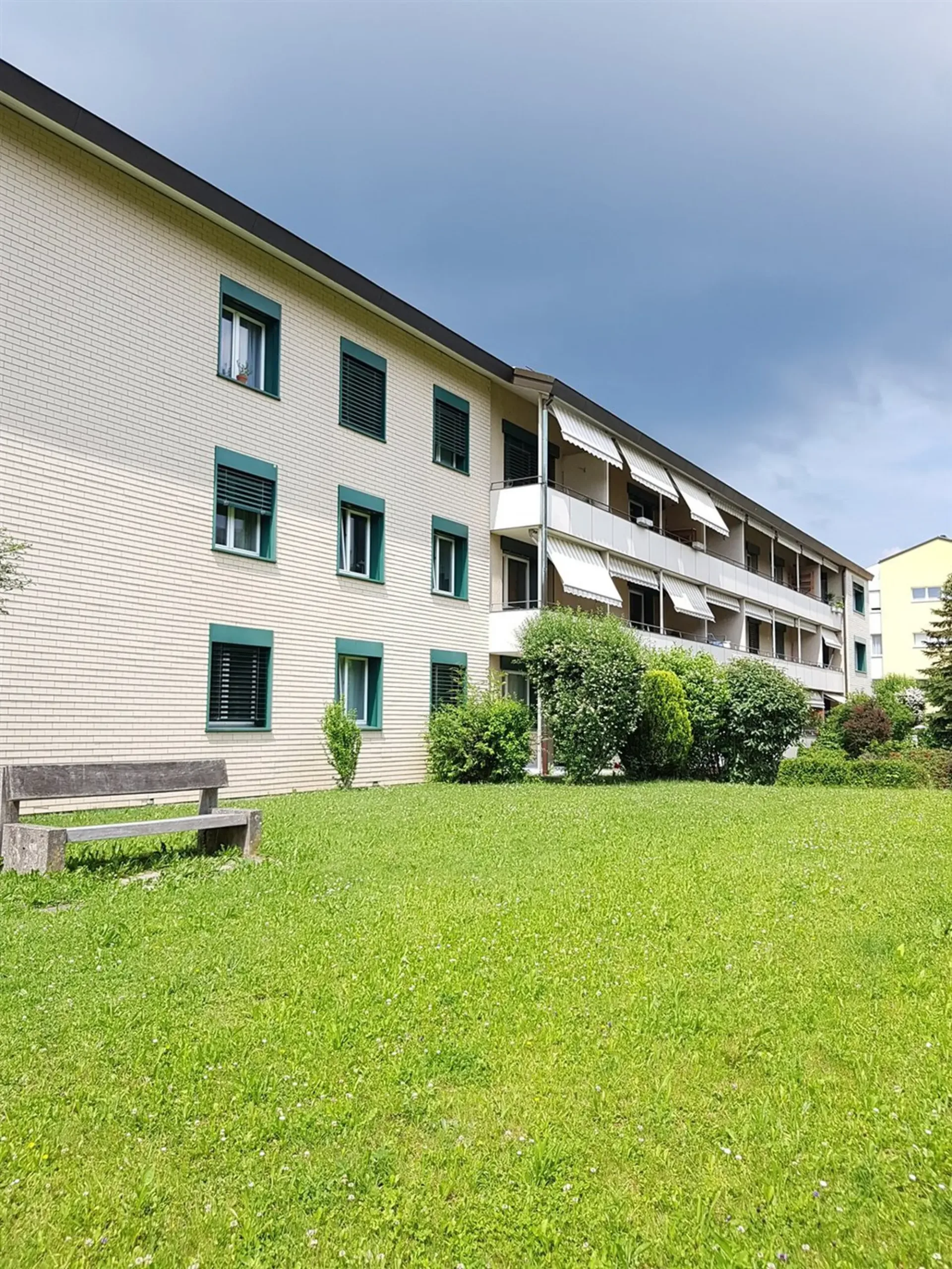 Wohnung mit herrlichem grünen Umschwung !