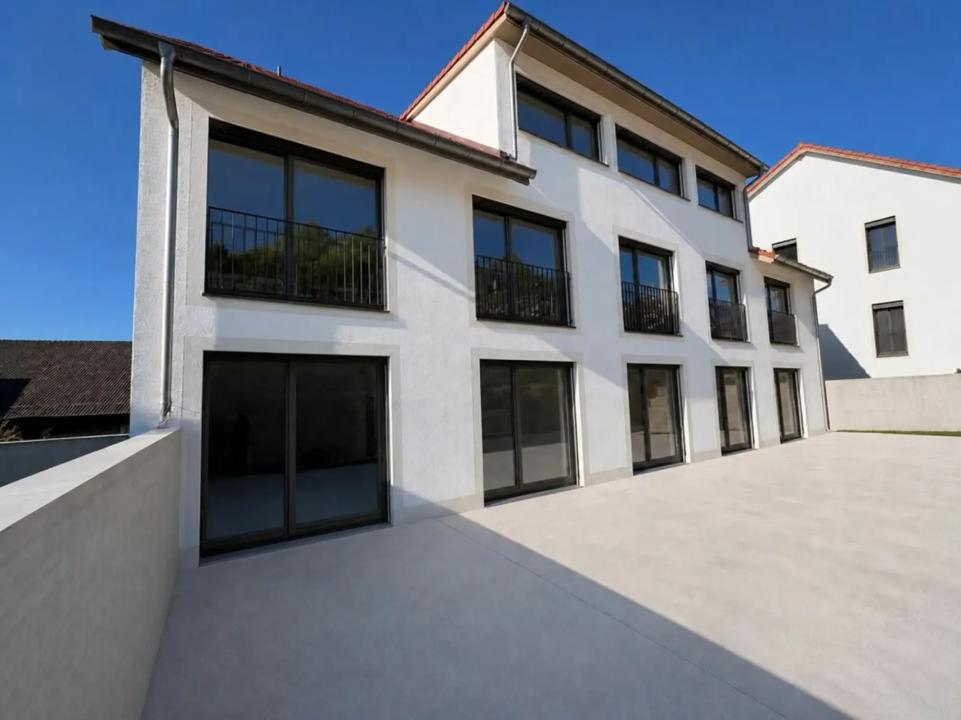 Neubau 3.5 Zimmer-Wohnung mit Tiefgarage 1. OG