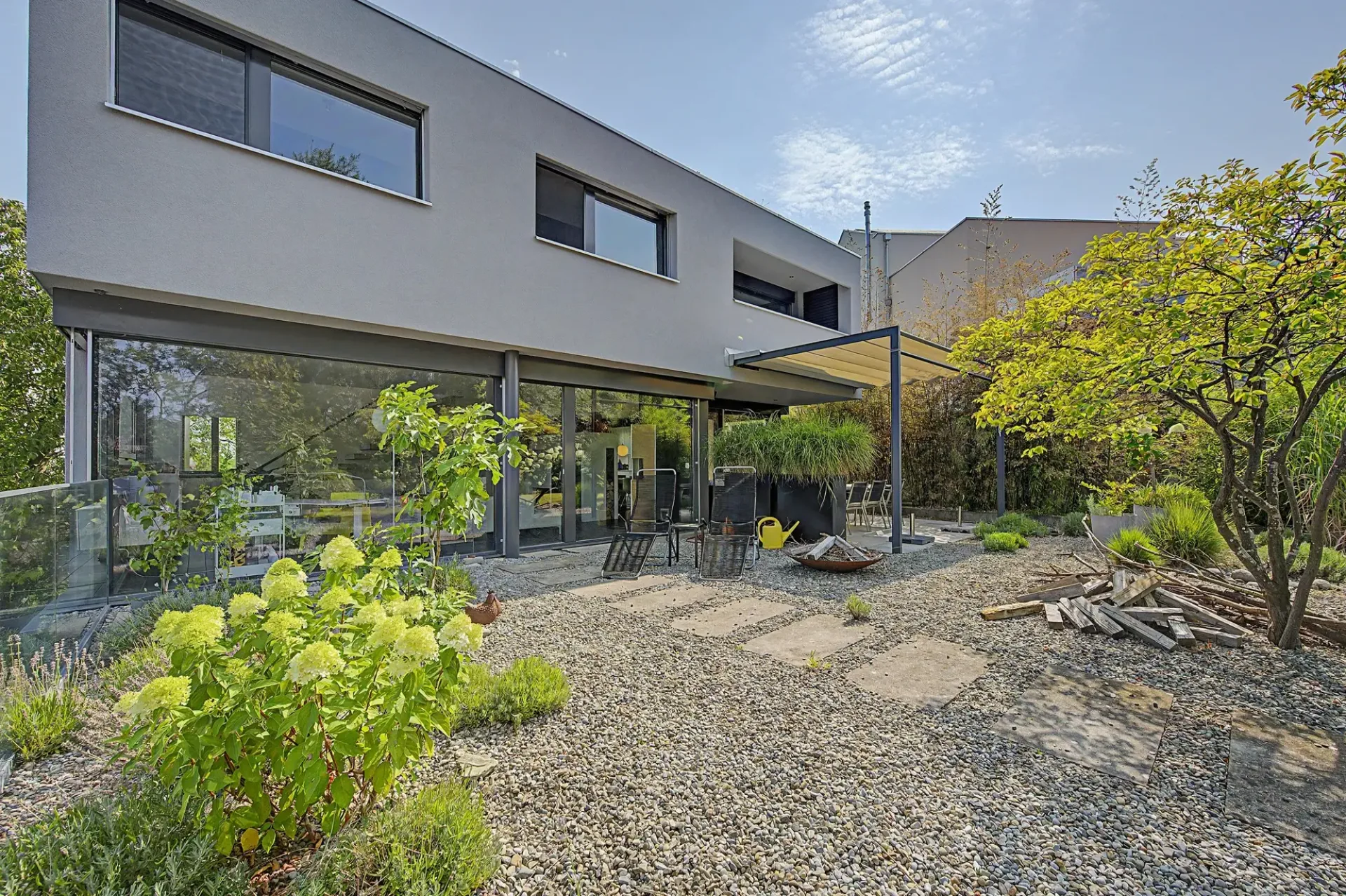 Architektur trifft Natur - grosszügiges Einfamilienhaus mit Einliegers