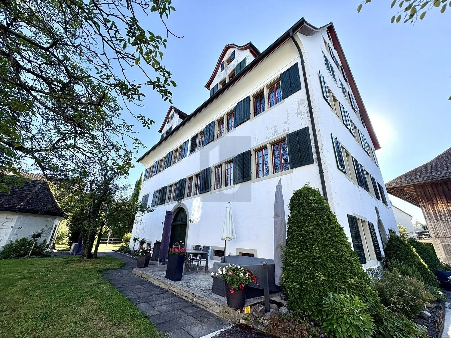RUHIG UND GROSSZÜGIG MIT GARTENSITZPLATZ