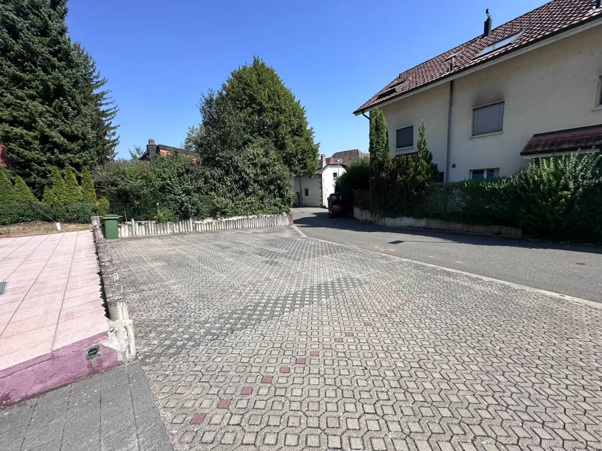 Aussenparkplatz mit optionaler E-Ladestation in Lengnau BE zu vermieten
