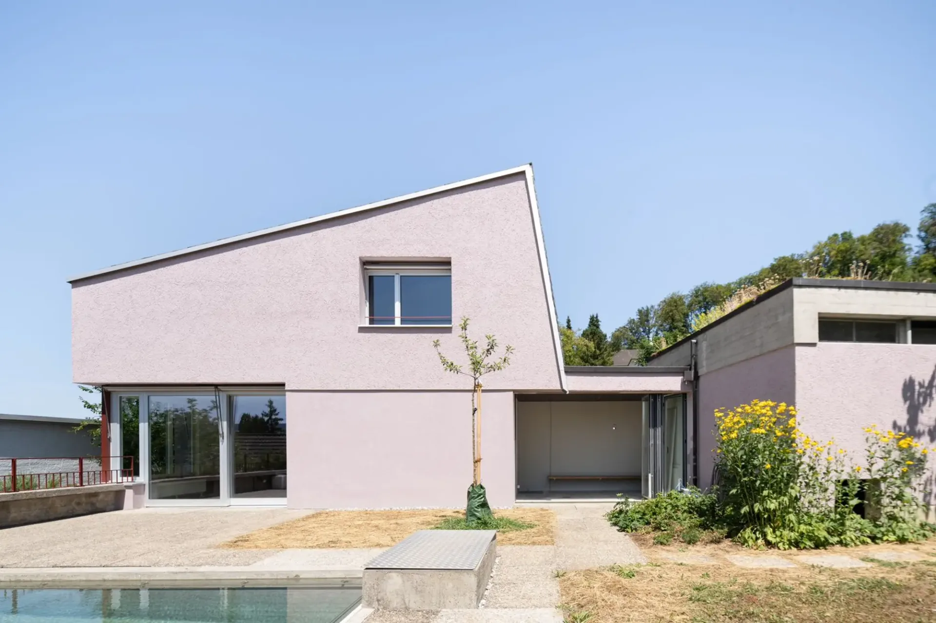 Freistehendes Einfamilienhaus mit Pool und Doppelgarage