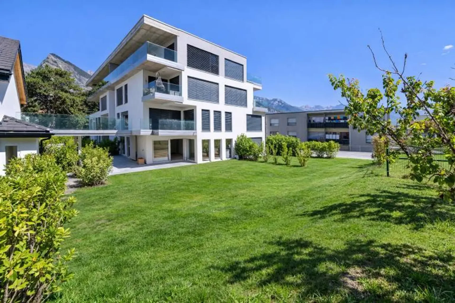 Appartement neuf de 2.5 pièces avec grand jardin et terrasses