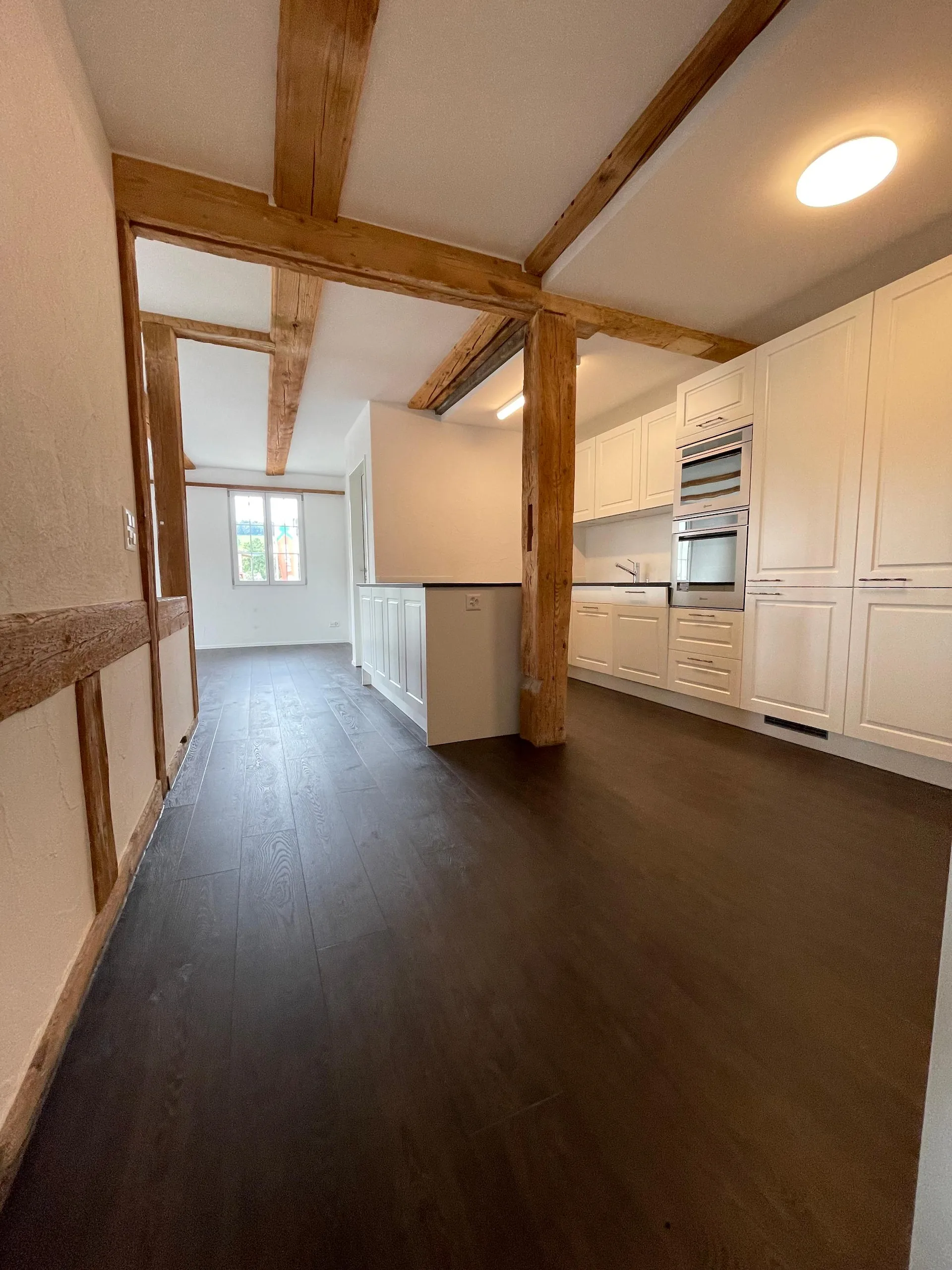 Lichtdurchflutete 3.5 Zimmerwohnung mit charmanten Sichtbalken