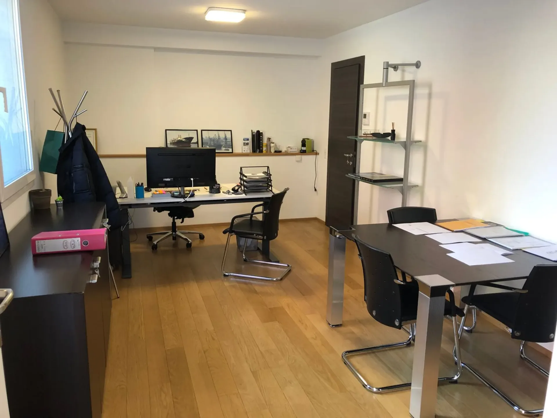 Modernes Büro mit 4 Räumen + verschiedenen Lagerräumen und 5 Parkplätzen, auch für Investitionen