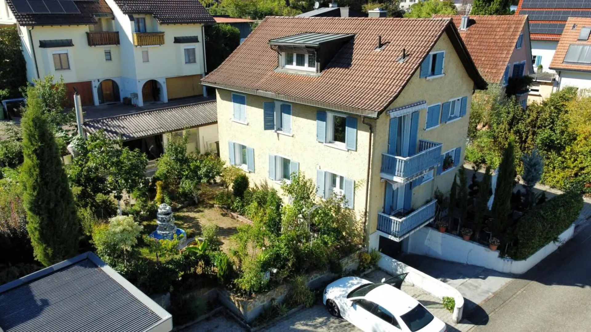GROSSZÜGIG AN RUHIGER LAGE!