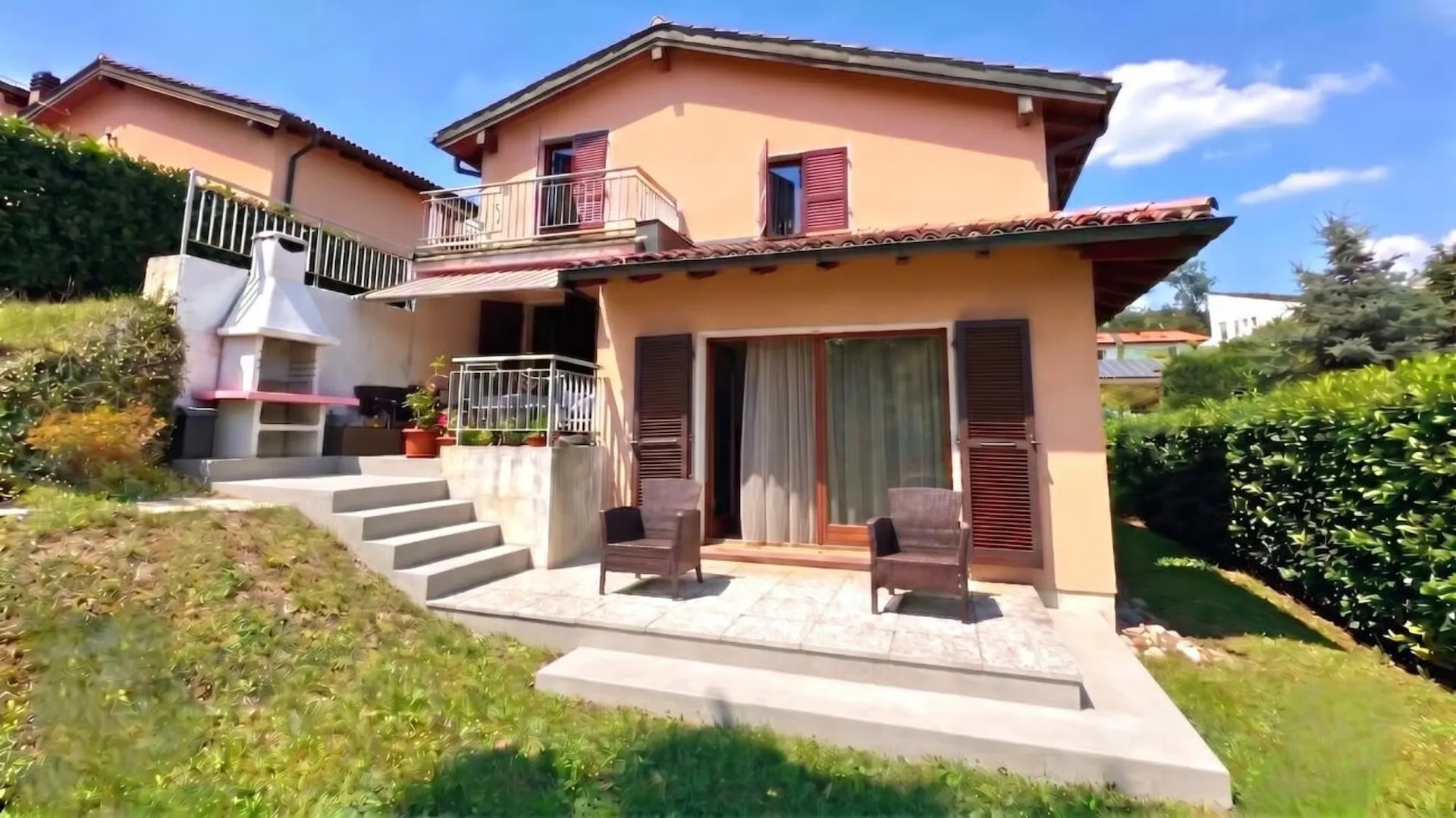 Charmantes Haus mit Kamin, Terrasse und schallgedämmtem Hobbyraum
