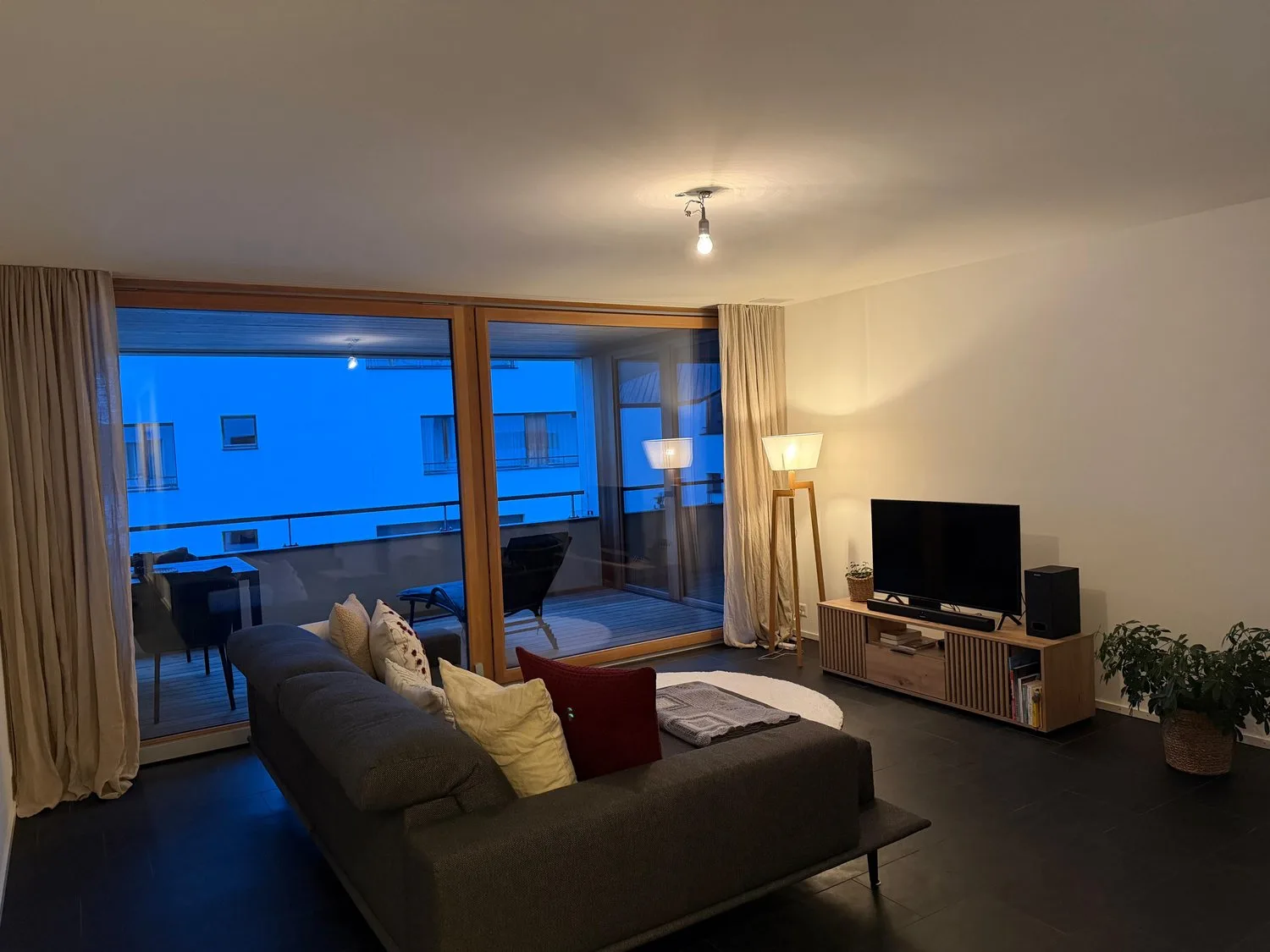 Modern 3-room first-floor apartment with loggia in Scuol – available immediately