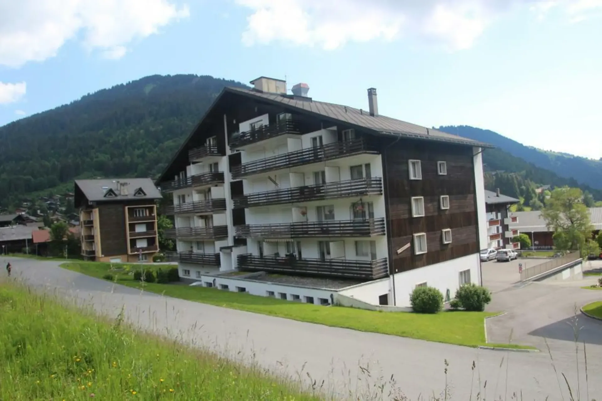 Geräumige 3,5-Zimmer-Wohnung von 98 m2 + 2 Balkone 24 m2 durchgehende und im Süden des Gebäudes gelegene Wohnung