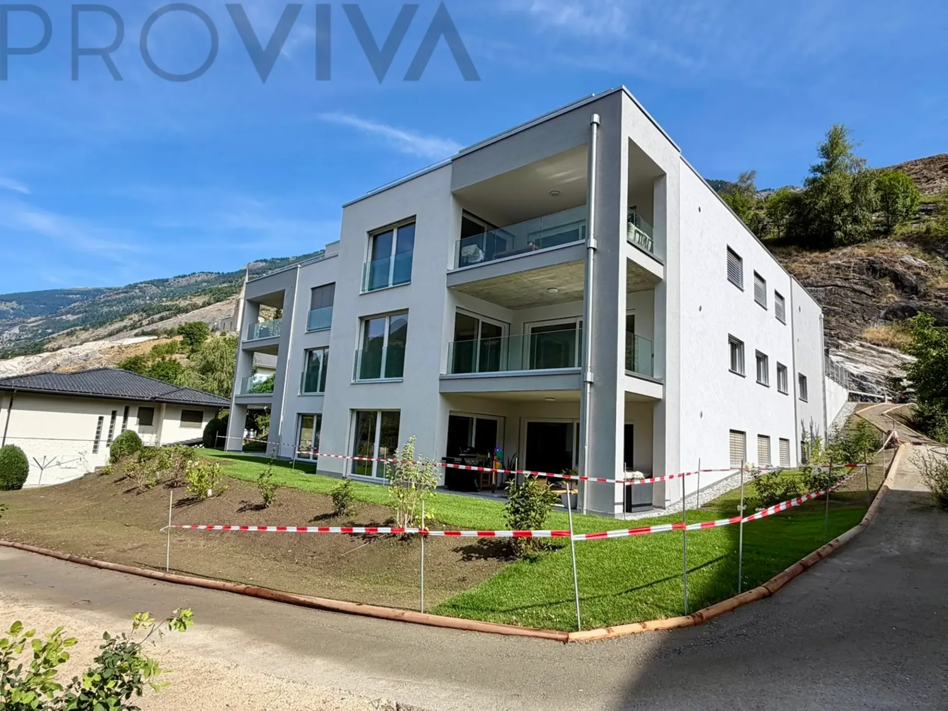 Topmodern mit traumhafter Aussicht und absoluter Ruhe