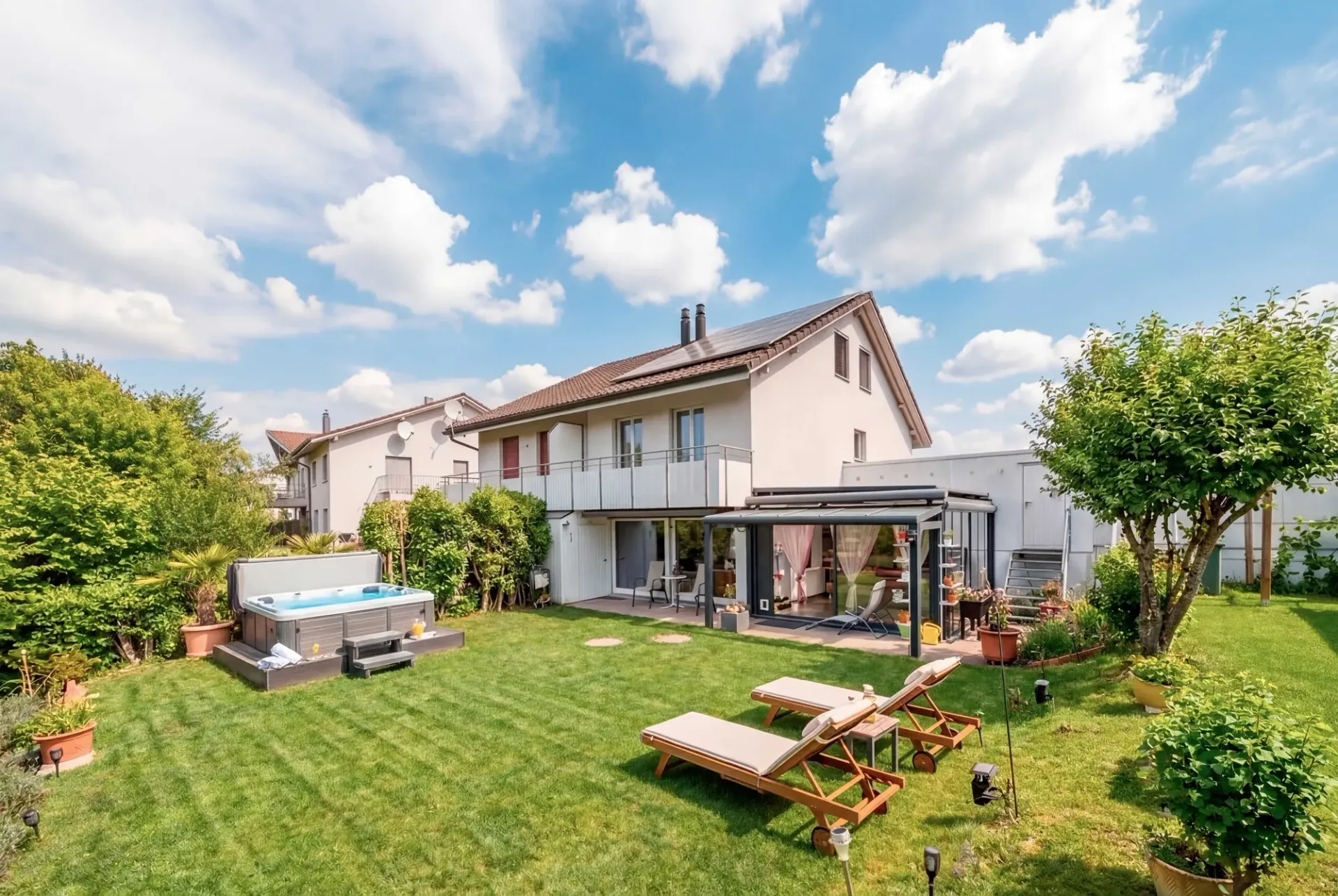 VERLÄSSLICH UND GEPFLEGT - 5.5 ZIMMER DOPPELEINFAMILIENHAUS