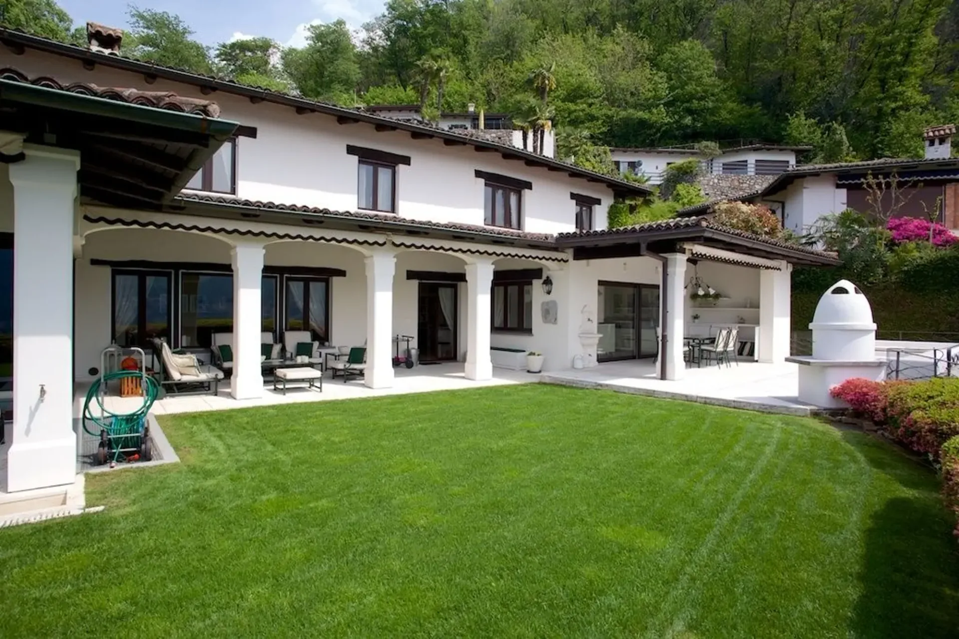 Faszinierende Villa mit Innenpool und unvergleichlichem Seeblick