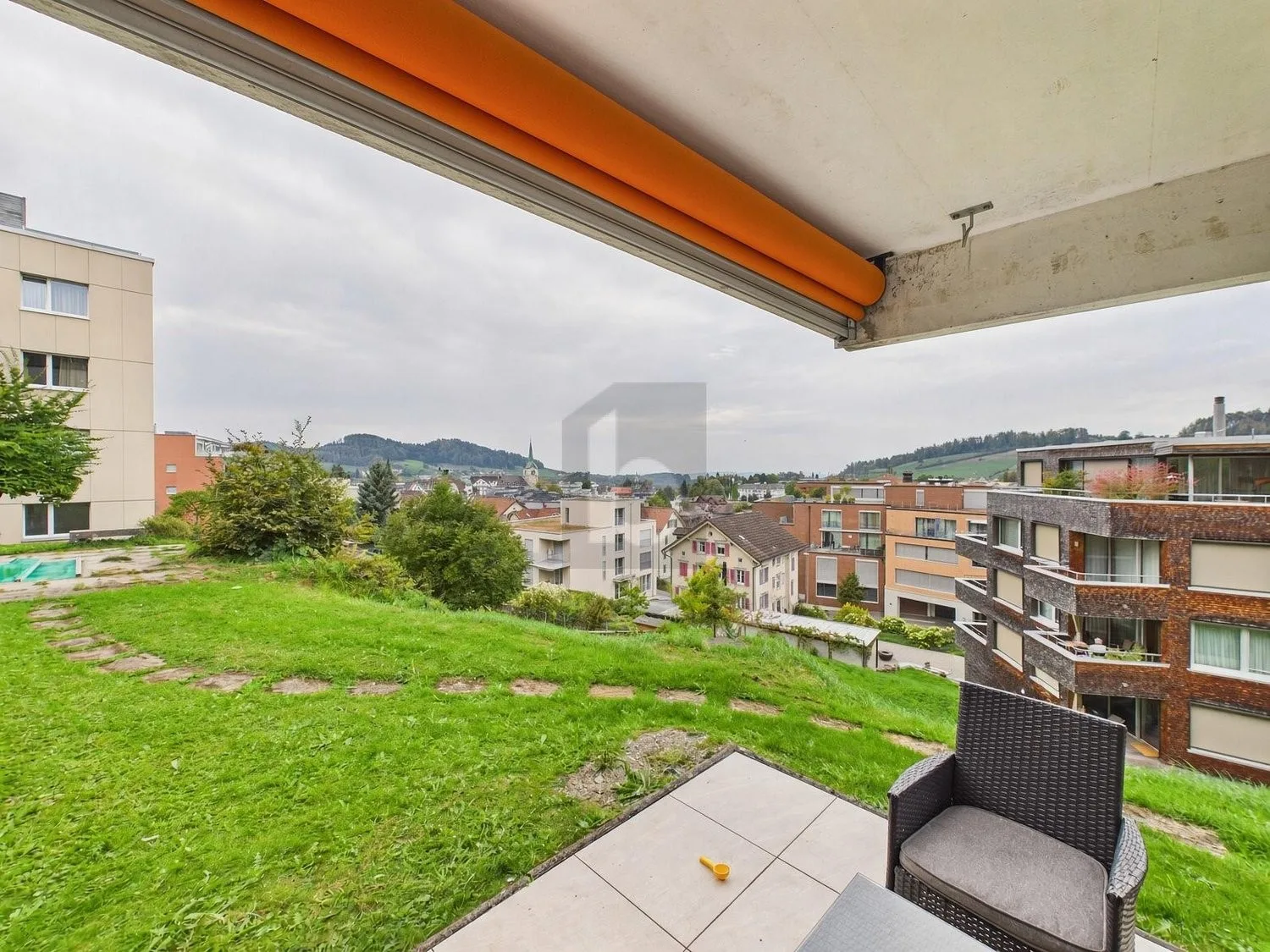 PANORAMA-JUWEL MIT GARTENSITZPLATZ