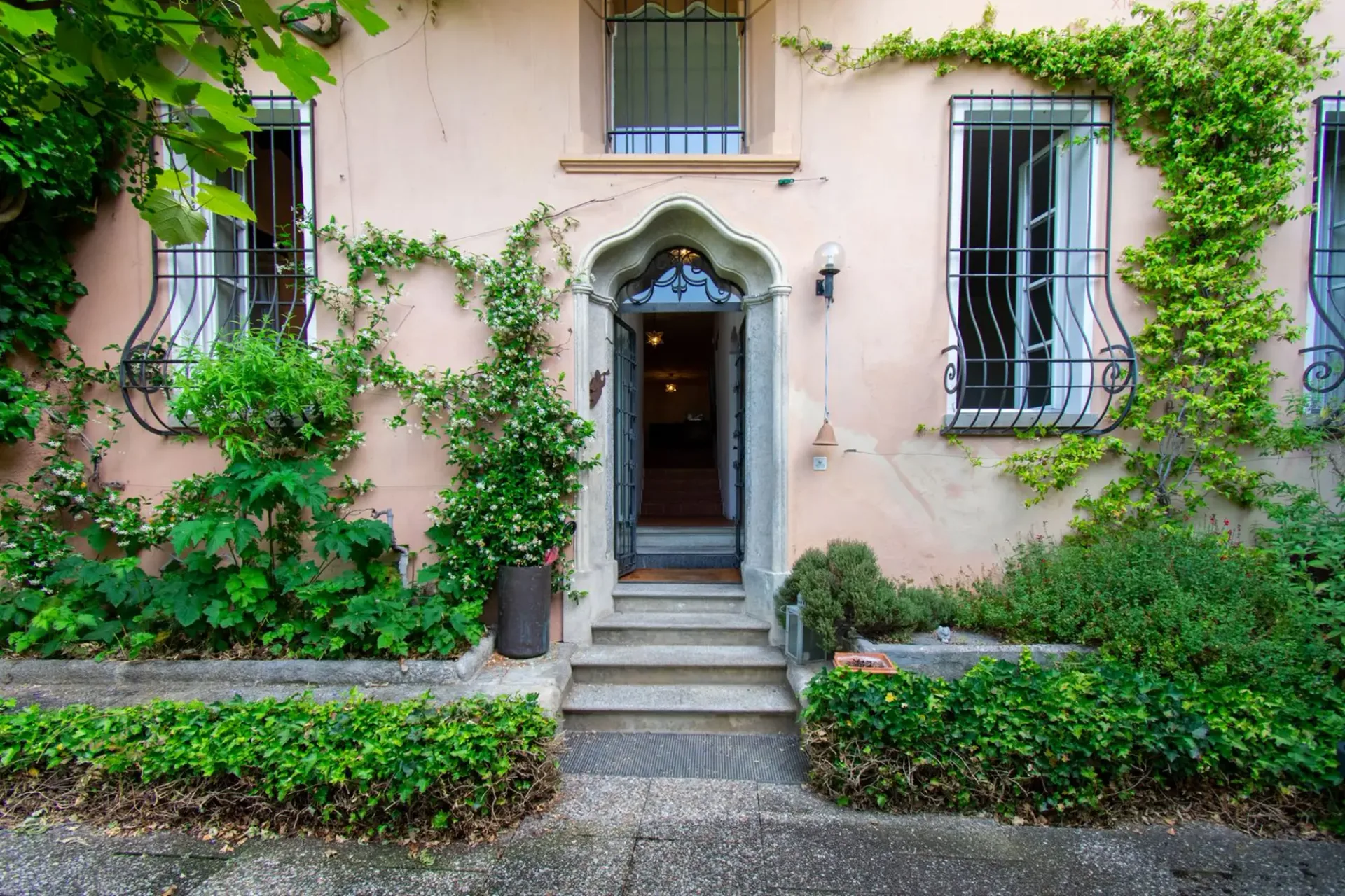 Eigenschaft mit Charme und großem Garten und Seeblick