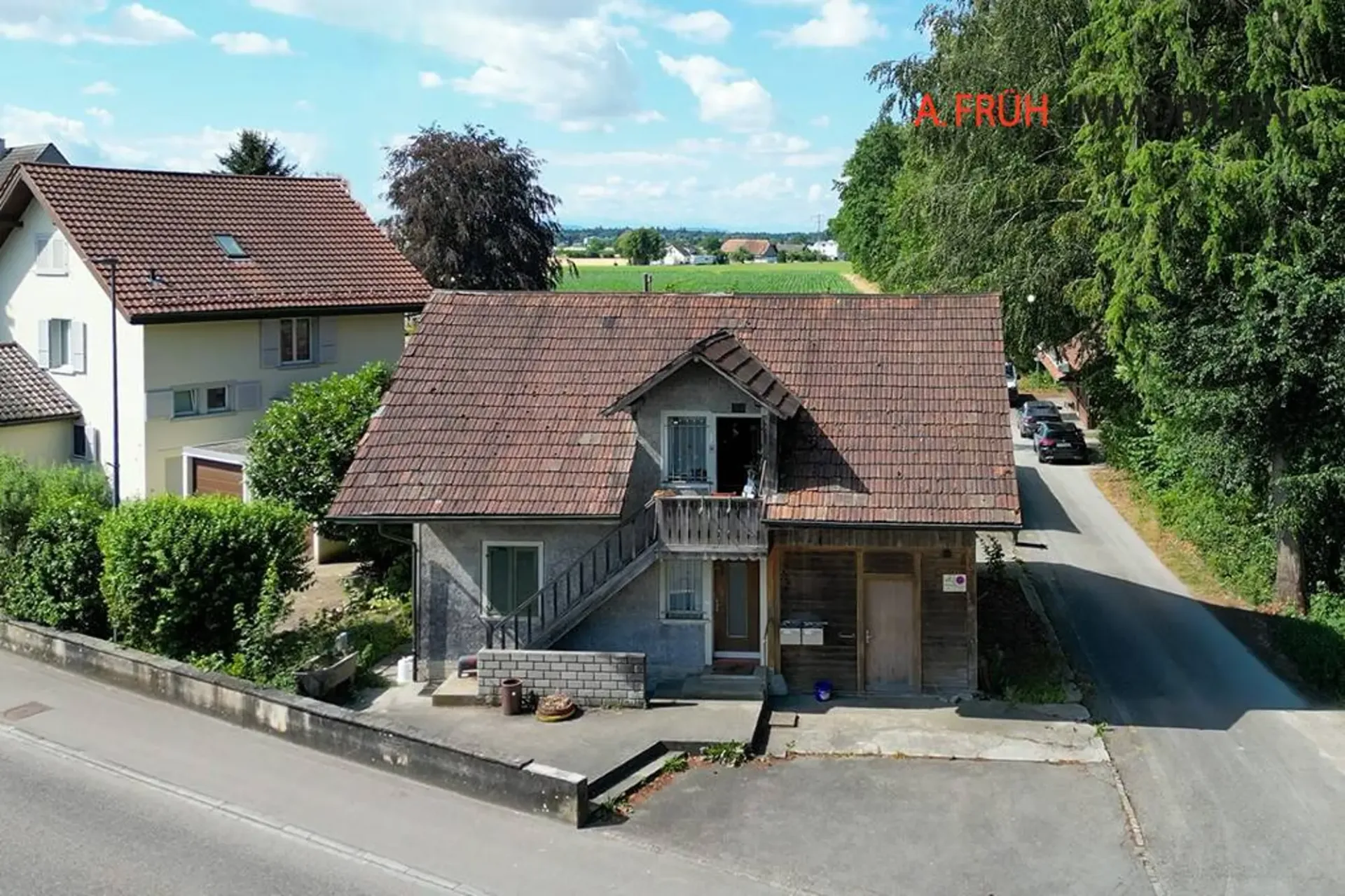 Two-family house with potential for comprehensive renovation