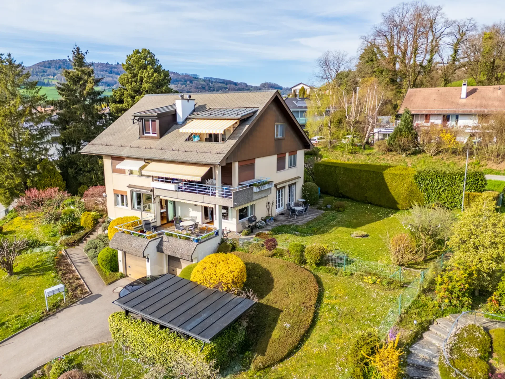 Appartement mit 4,5 Zimmern, Garten, Seeblick und Bergblick
