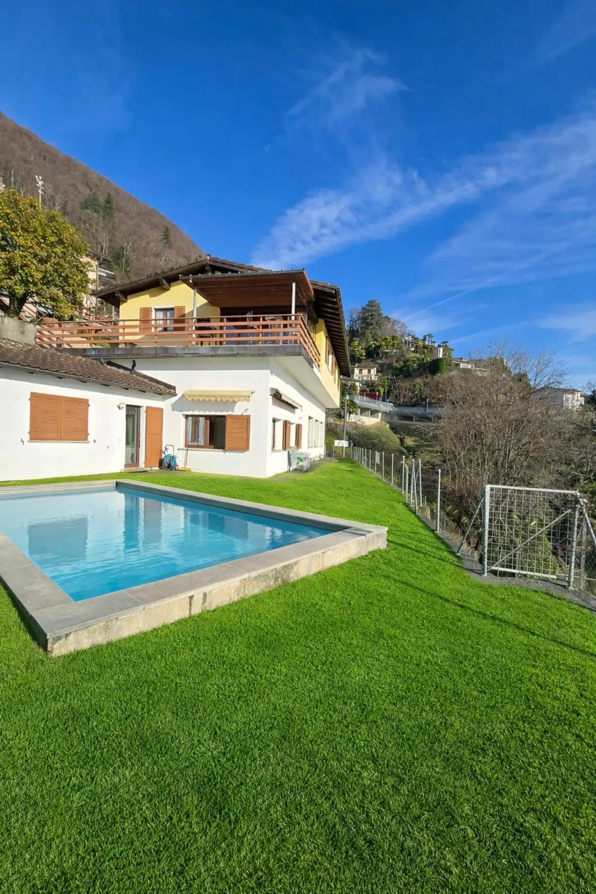 Brissago - Semi-detached house with lake view, pool and great development potential