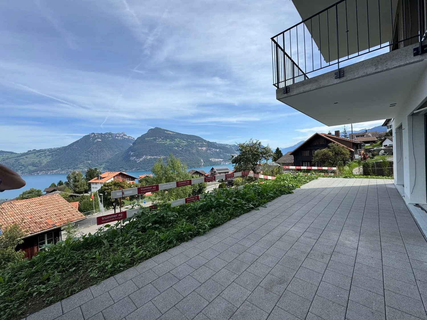 Herrliche Sicht auf den Thunersee, Grosszügige Terrasse (ca. 30 m²), Erstbezug im Neubau mit vier Einheiten