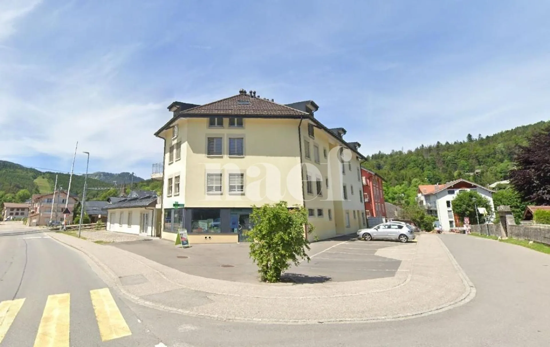 Bel appartement de 3 pièces au 2ème étage avec grand balcon