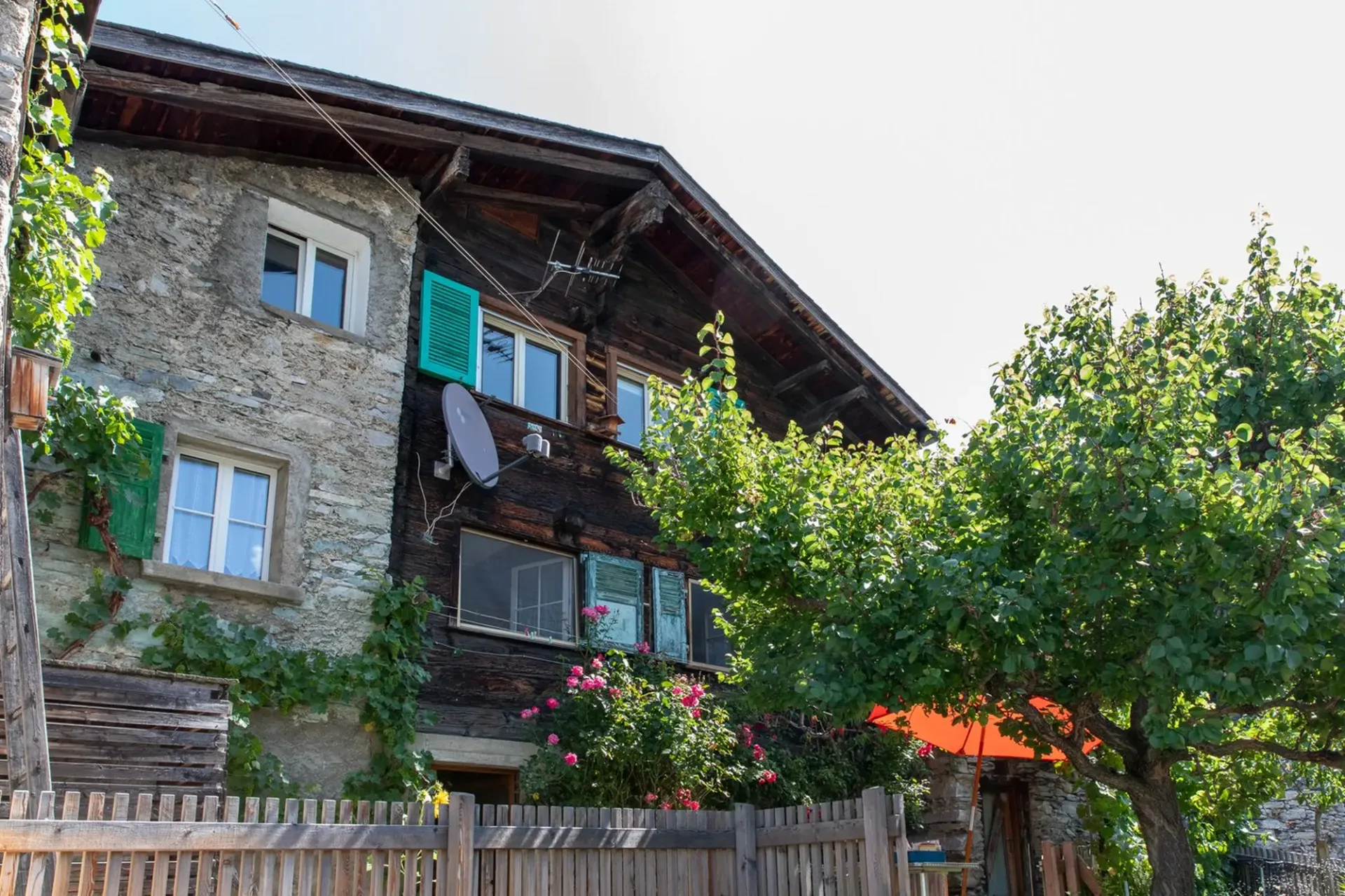 3.5-Zimmer-Wohnung in Hohtenn – Historischer Charme mit eigenem Garten
