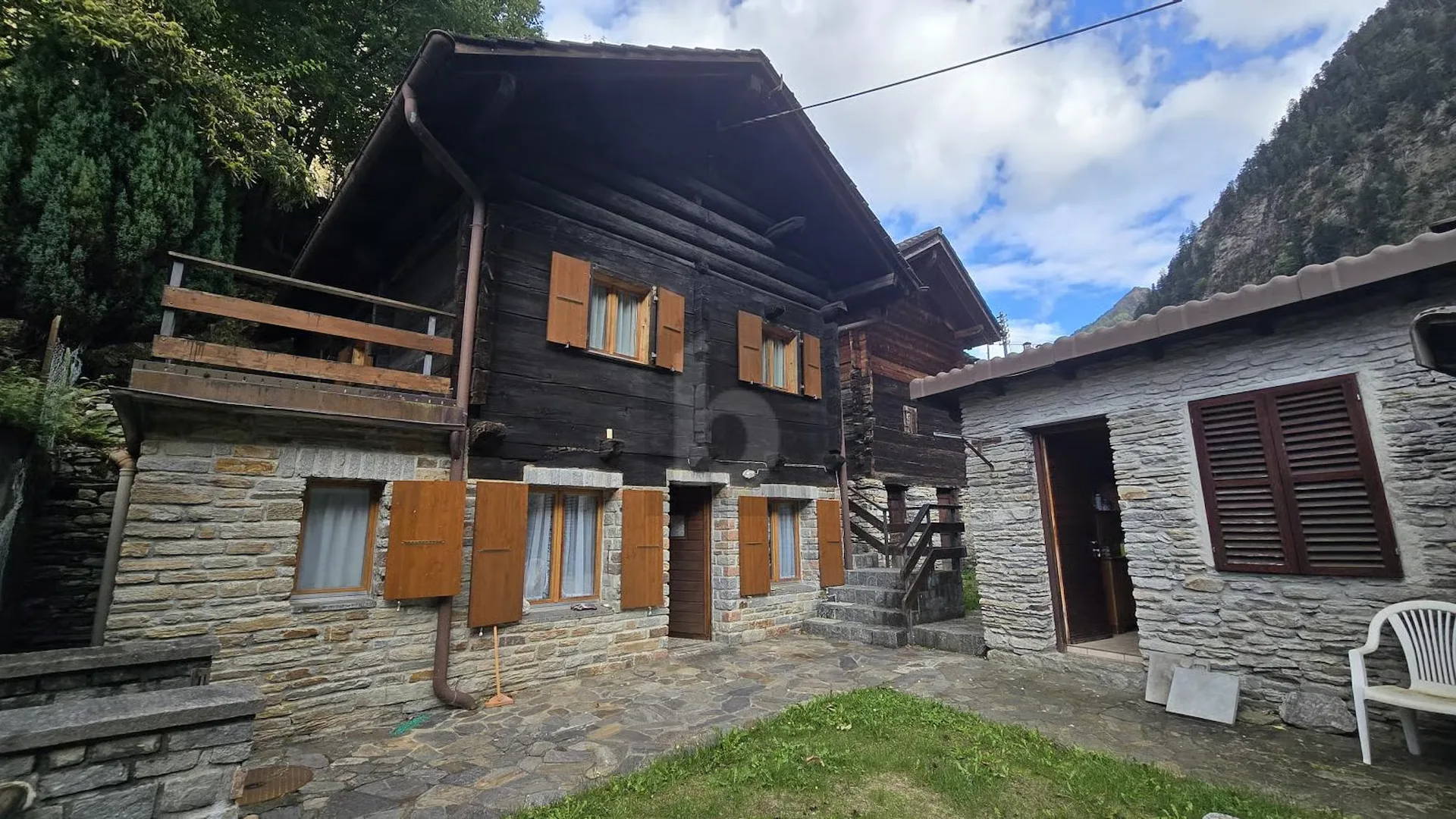 Charming House with Terrace amidst Nature