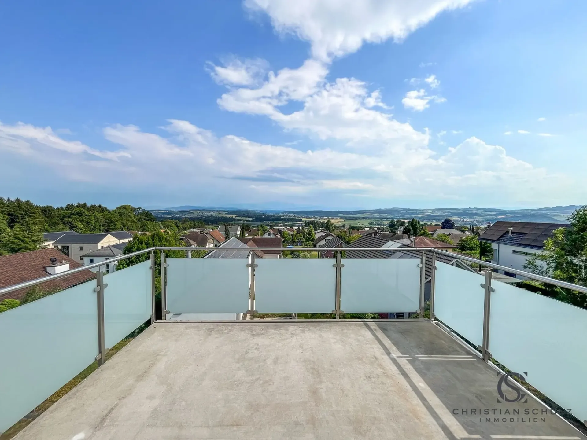 Exklusive Maisonettewohnung mit Panoramablick – modernes Wohnen in Berg TG