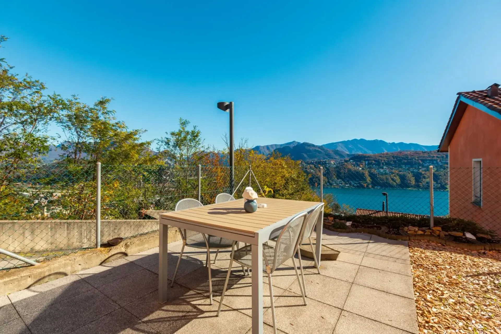 Vernate – 3,5-Zimmer-Wohnung mit privatem Garten und Seeblick
