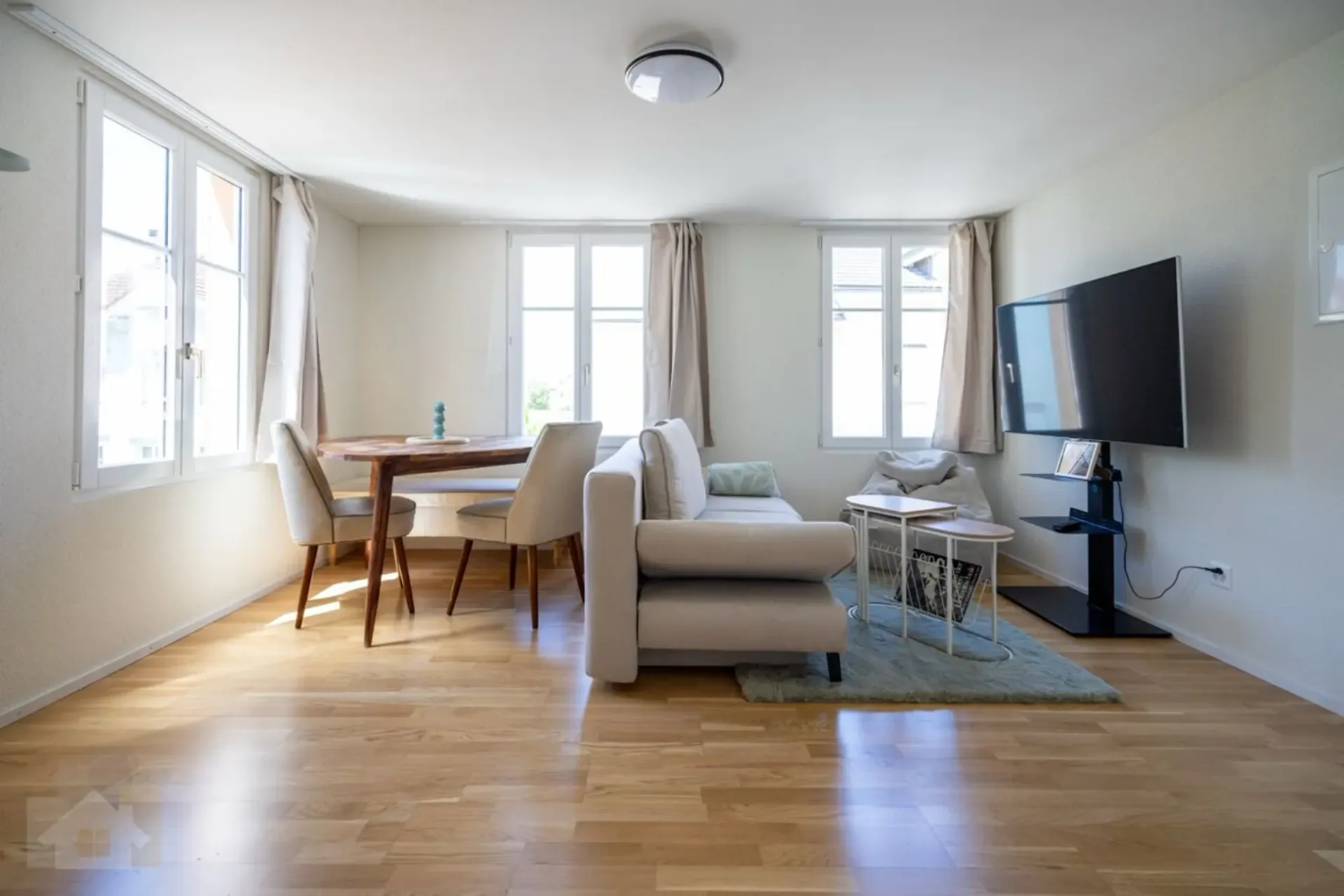 Moderne, möblierte 2.5-Zimmer-Business-Suite in Romanshorn