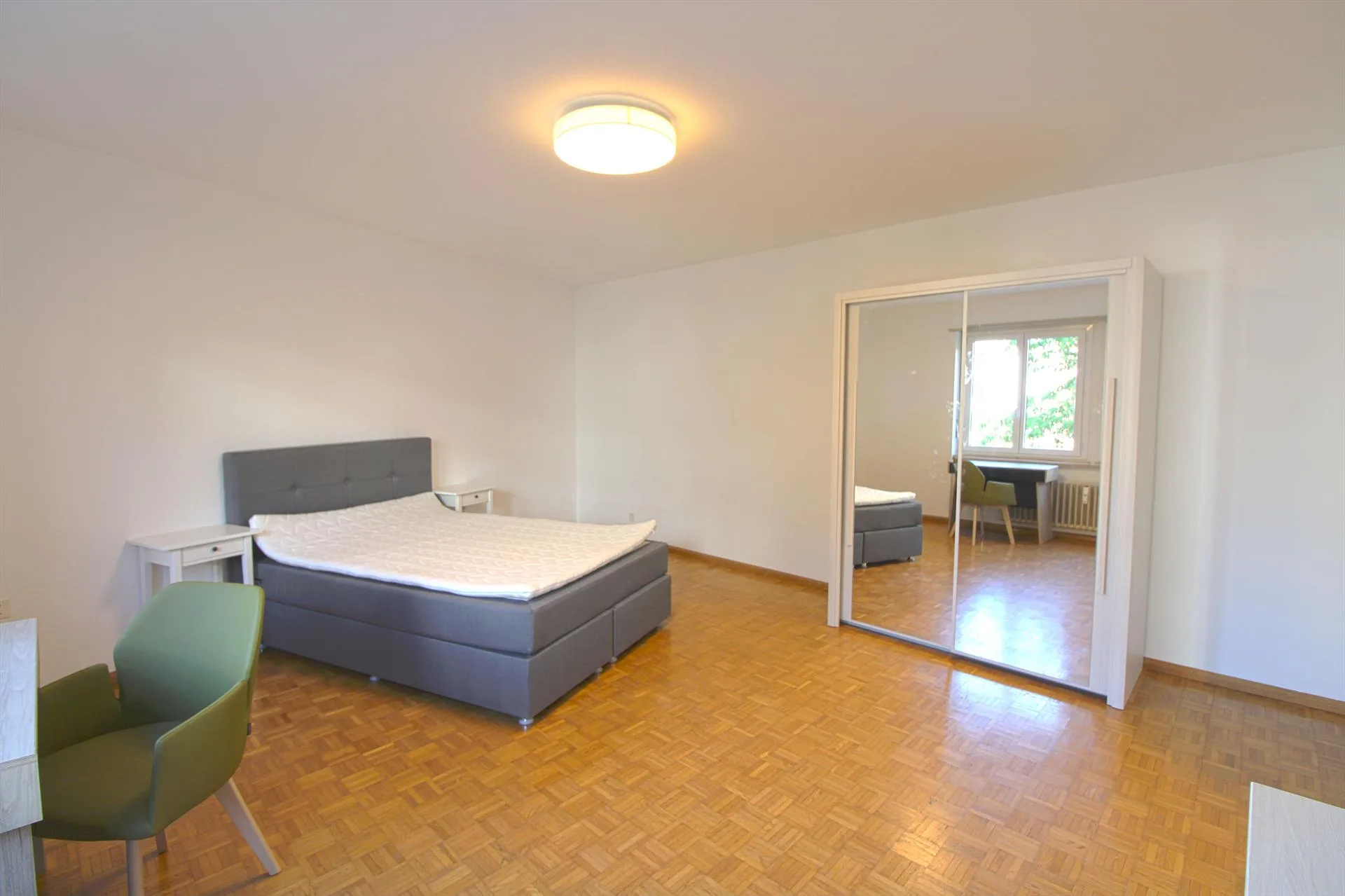 Furnished room in modernised apartment in a top location