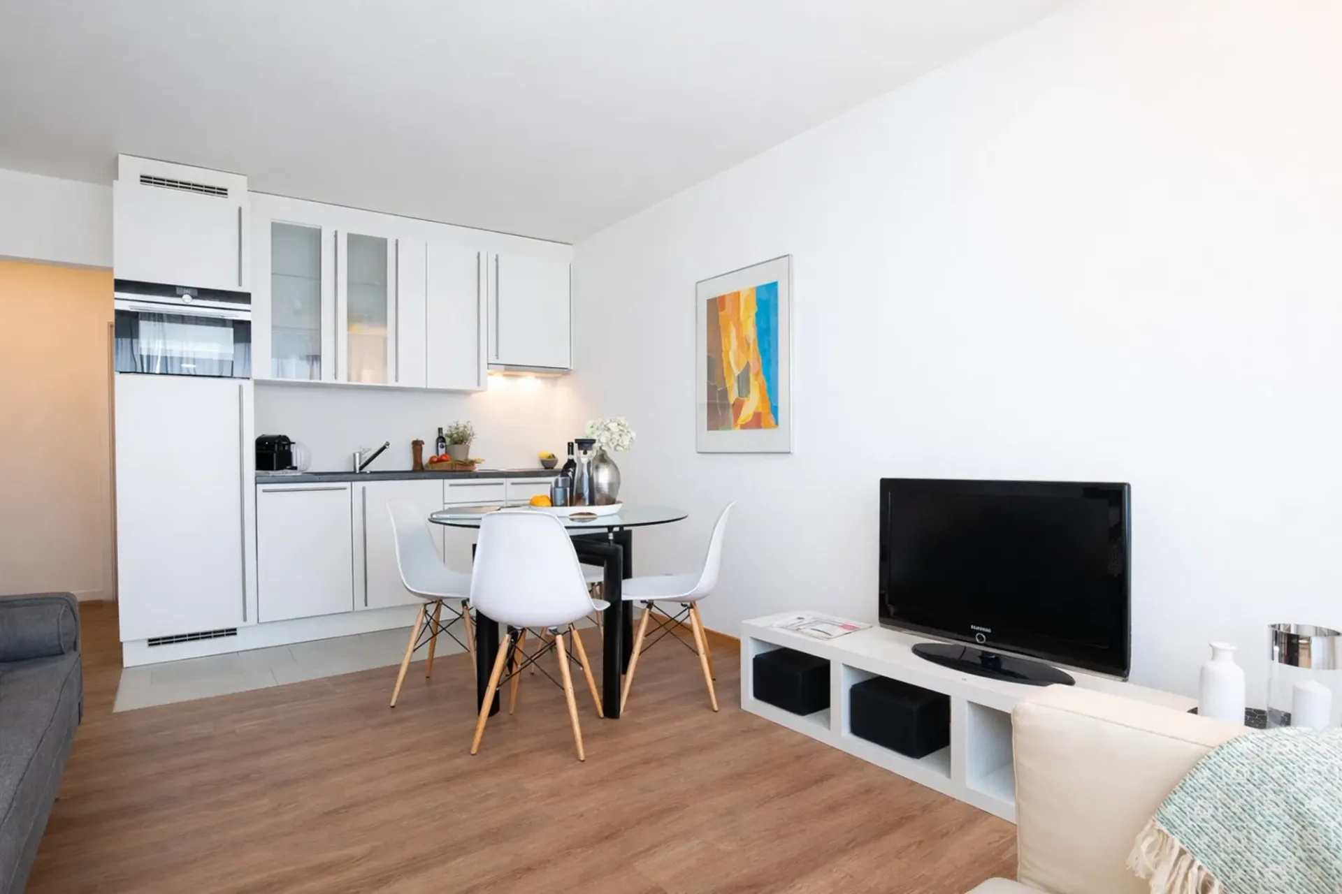 Moderne möblierte 1-Zimmer-Wohnung mit wöchentlicher Reinigungsservice zur Miete