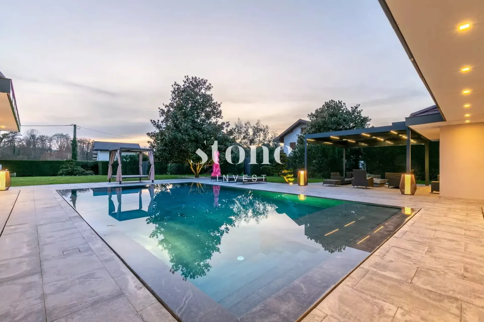 Villa mit Prestige, mit Swimmingpool, auf einem 2521 m² großen Grundstück