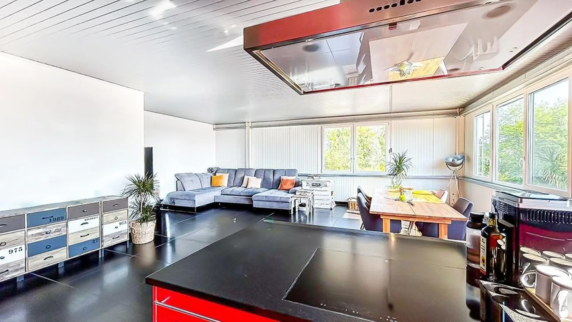 Spacious 4.5-room apartment including double garage with plenty of privacy and roof terrace