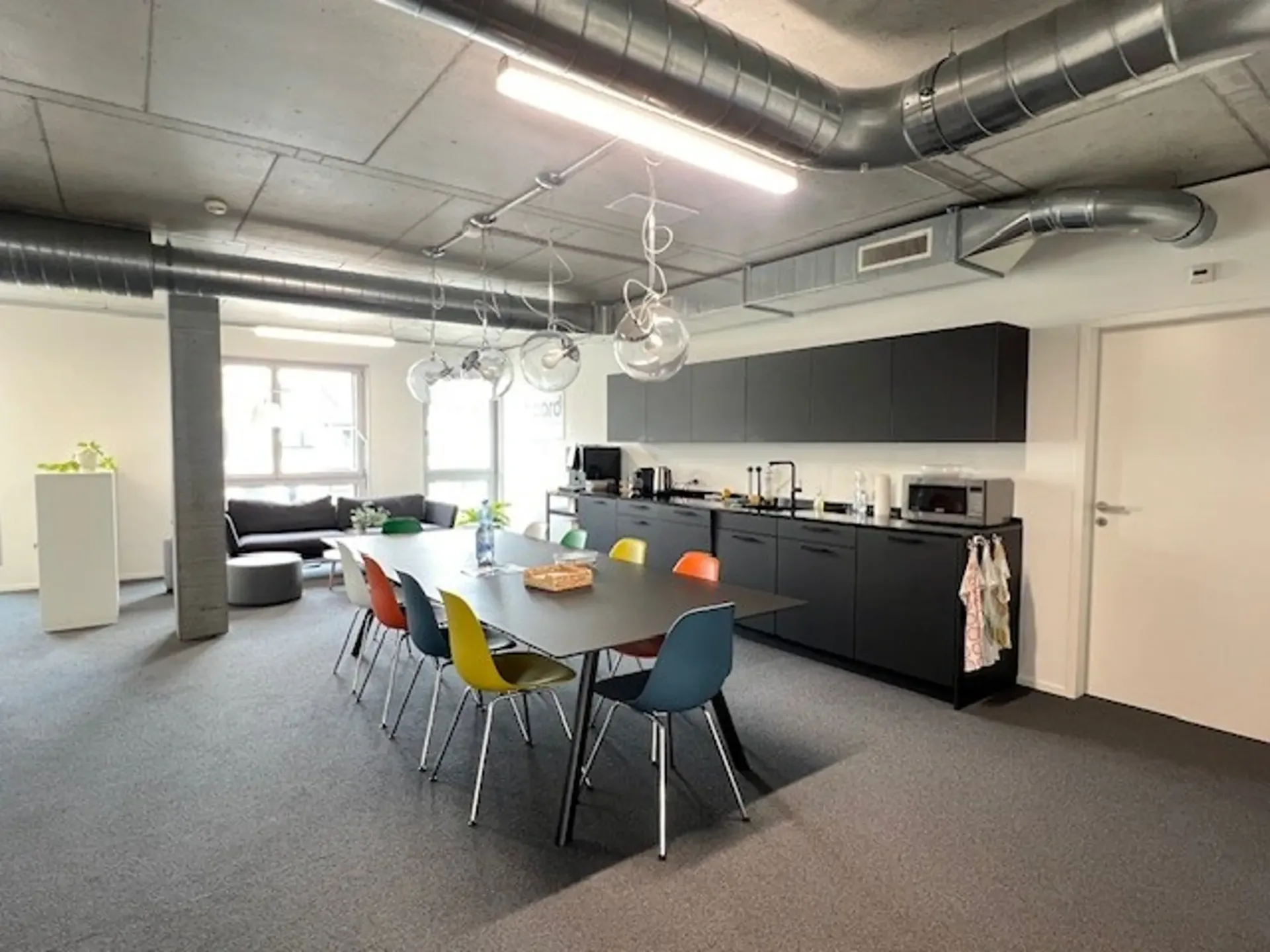 Moderne Büros mit Balkon im Wright-Place Glattpark.